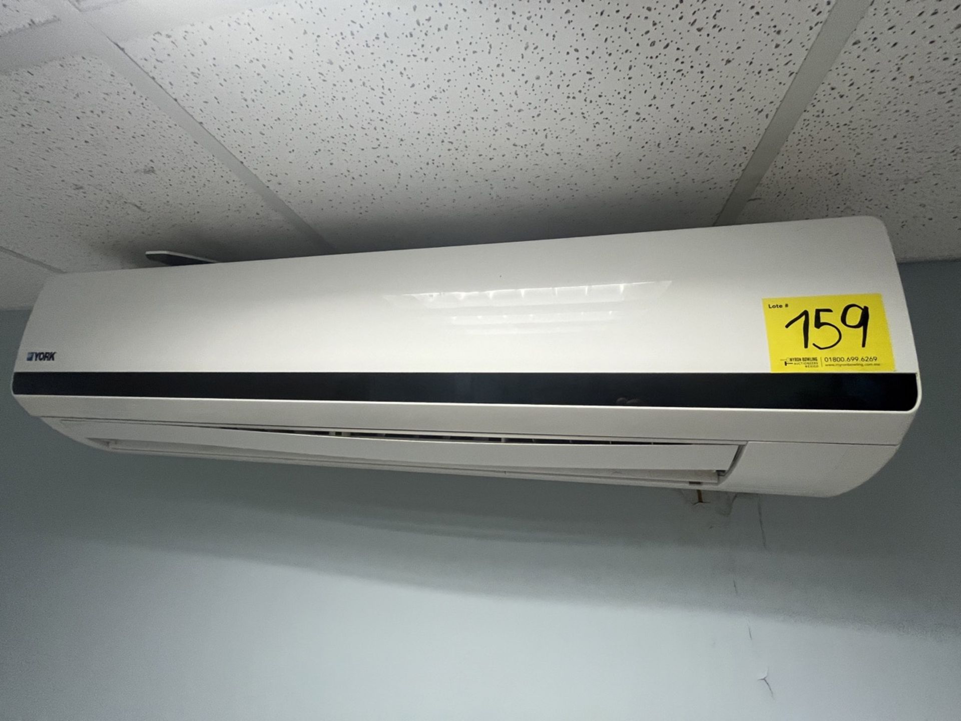 York Minisplit air conditioner with control, Model YSKA24FS-ADK, Series 100001047140850037, 220 Vol