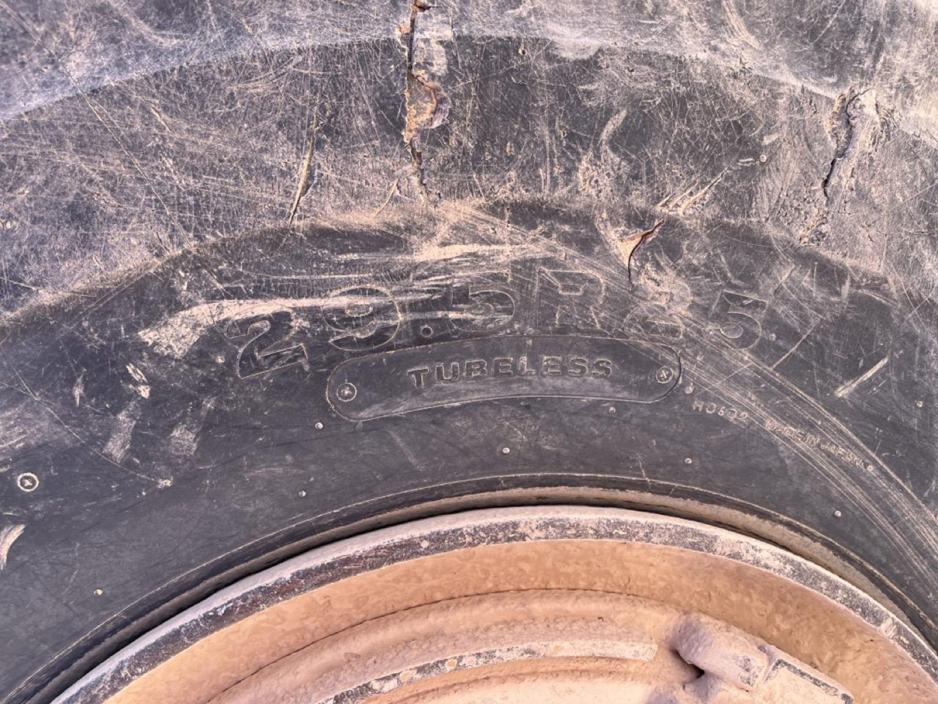 Lot of 3 tires of measures 29.5 R 25 E3, different brands. / Lote de 3 llantas de medida 29.5 R 25 - Image 9 of 12