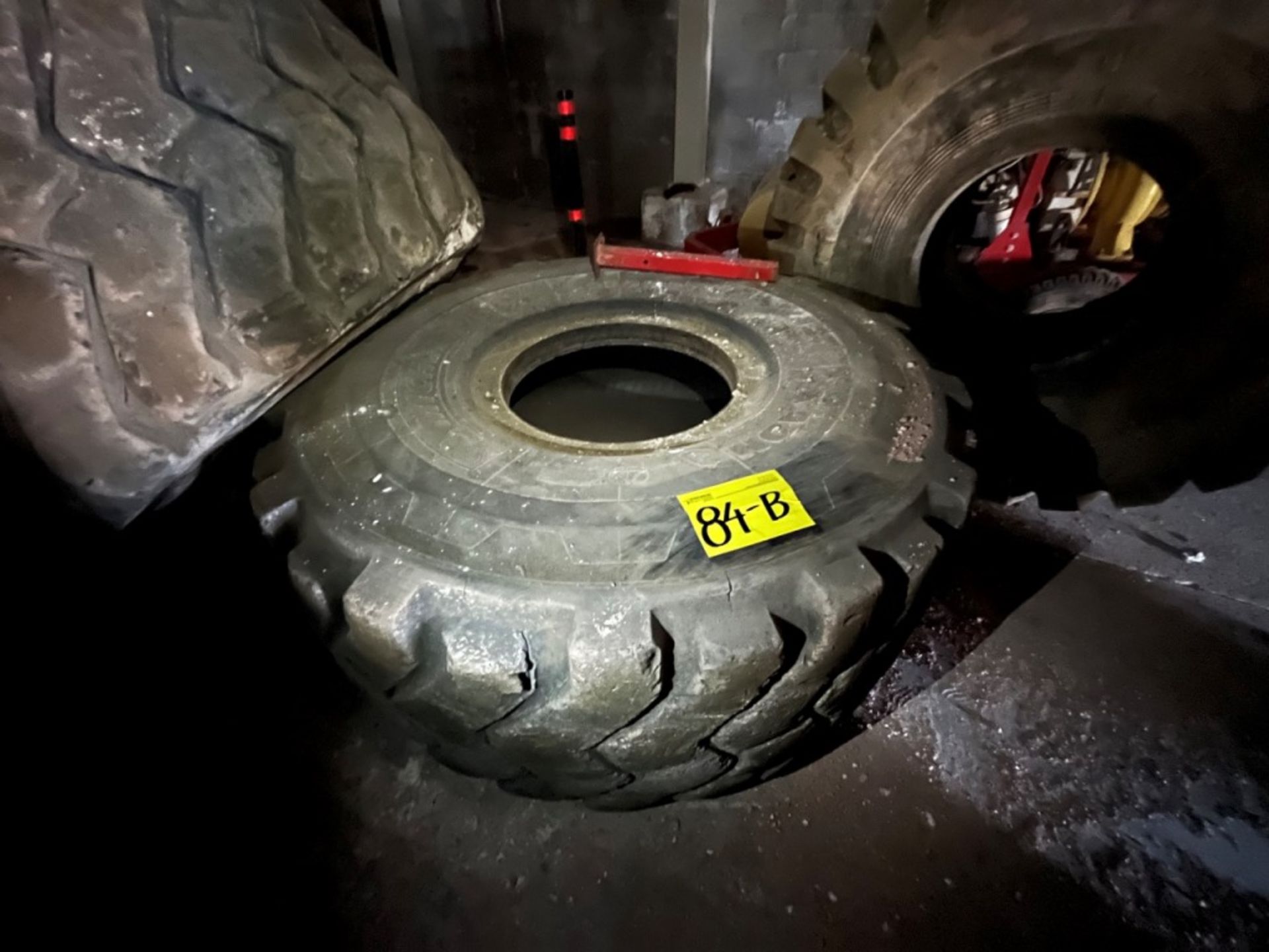 Lot of 2 tires of measures 29.5 R 25 E3, different brands. / Lote de 2 llantas de medida 29.5 R 25