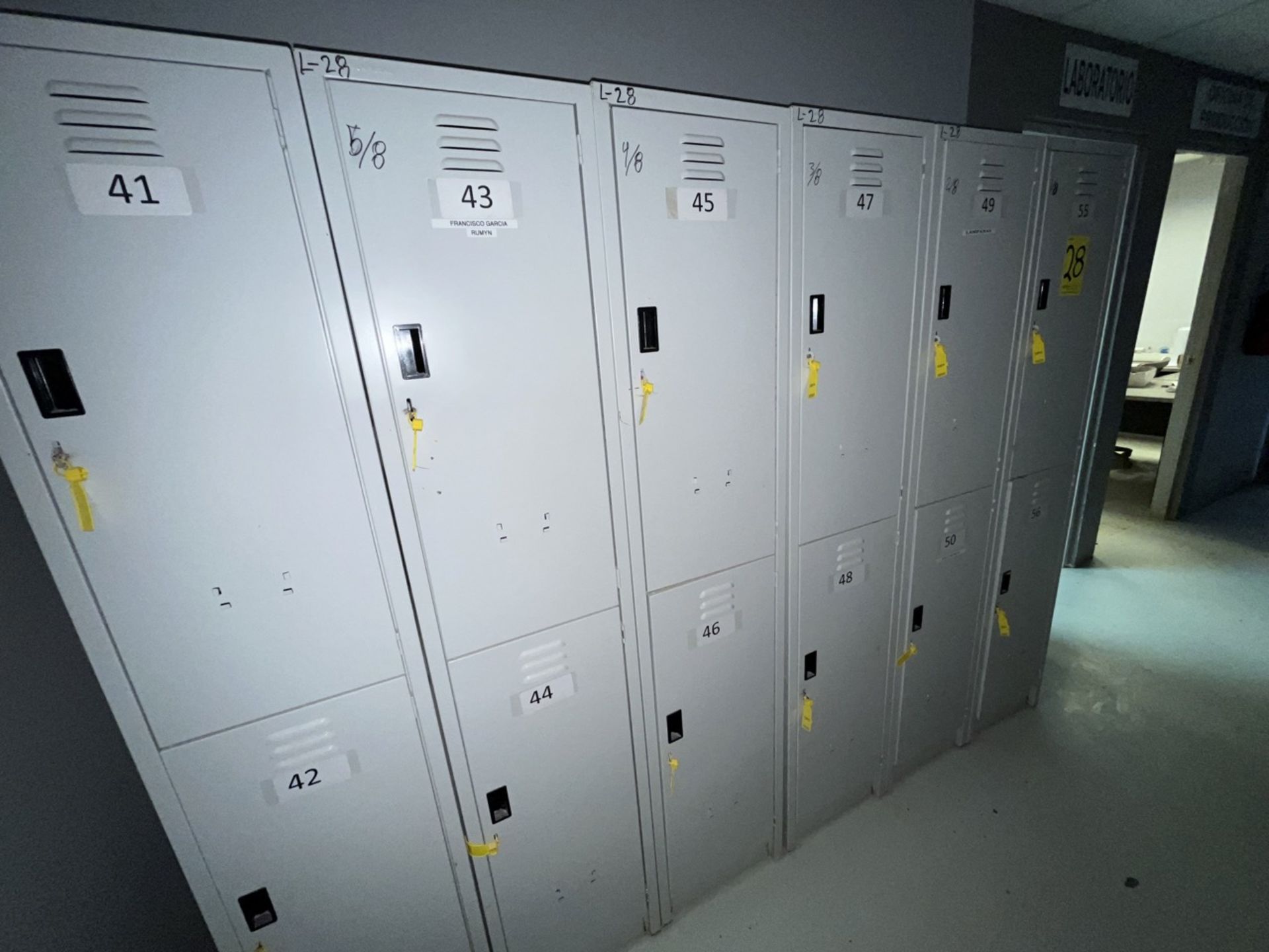 Lot of 8 storage lockers of 2 spaces each, measuring approximately 0.40 x 0.40 x 1.80 meters. / Lo - Bild 4 aus 5