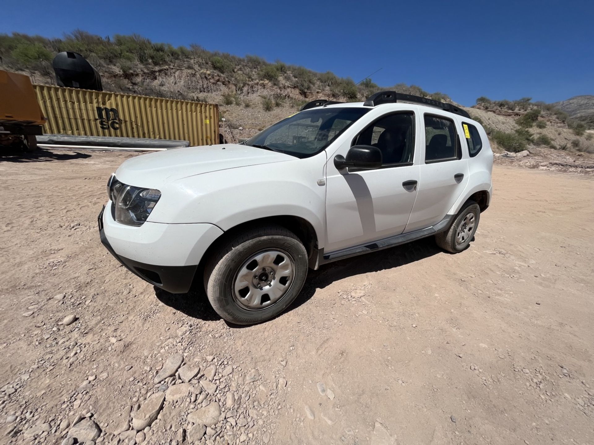 Renault Duster white vehicle, Series 9FBHS1FH4HM590467, Model 2017, automatic transmission, electr