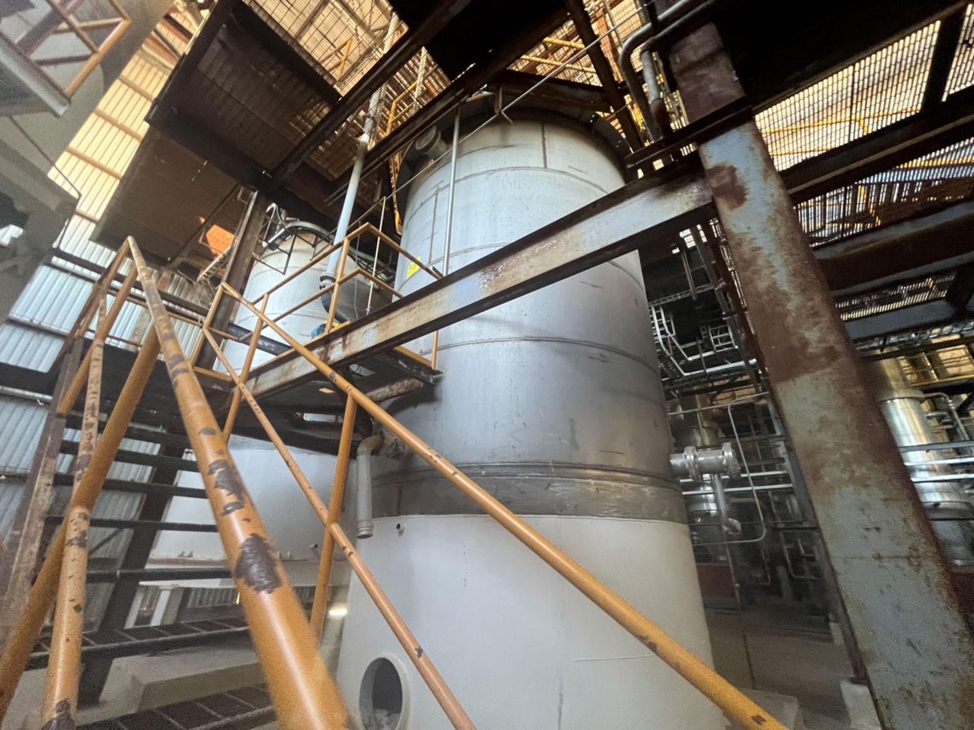 Stainless steel storage tank measuring approximately 4 meters in diameter x 7.50 meters in height. - Image 4 of 14