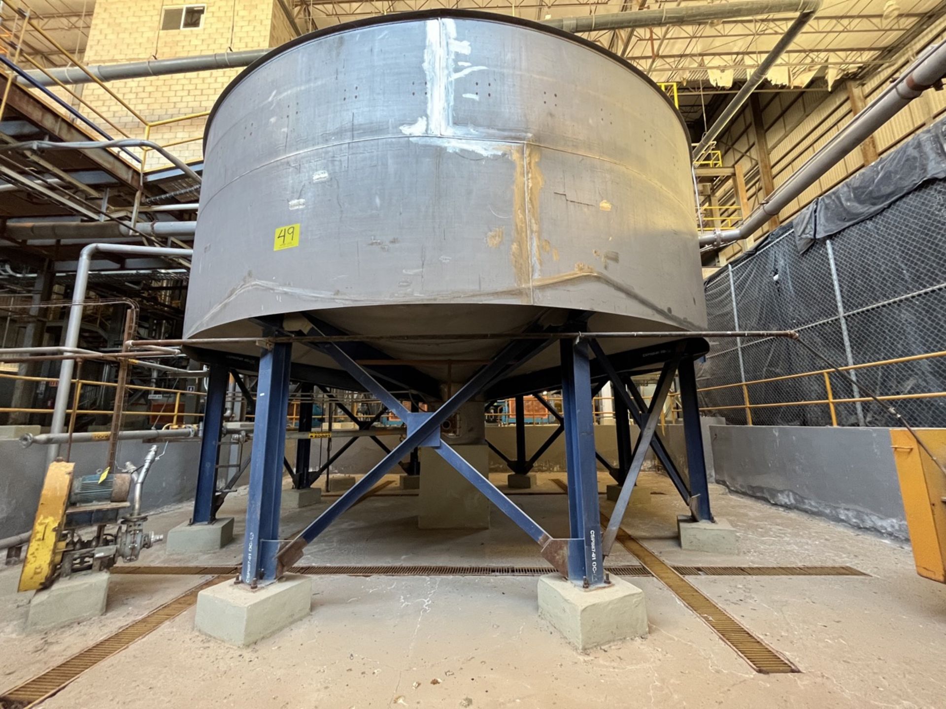 Stainless steel storage tank, measuring approximately 7 meters in diameter x 5.50 meters in height