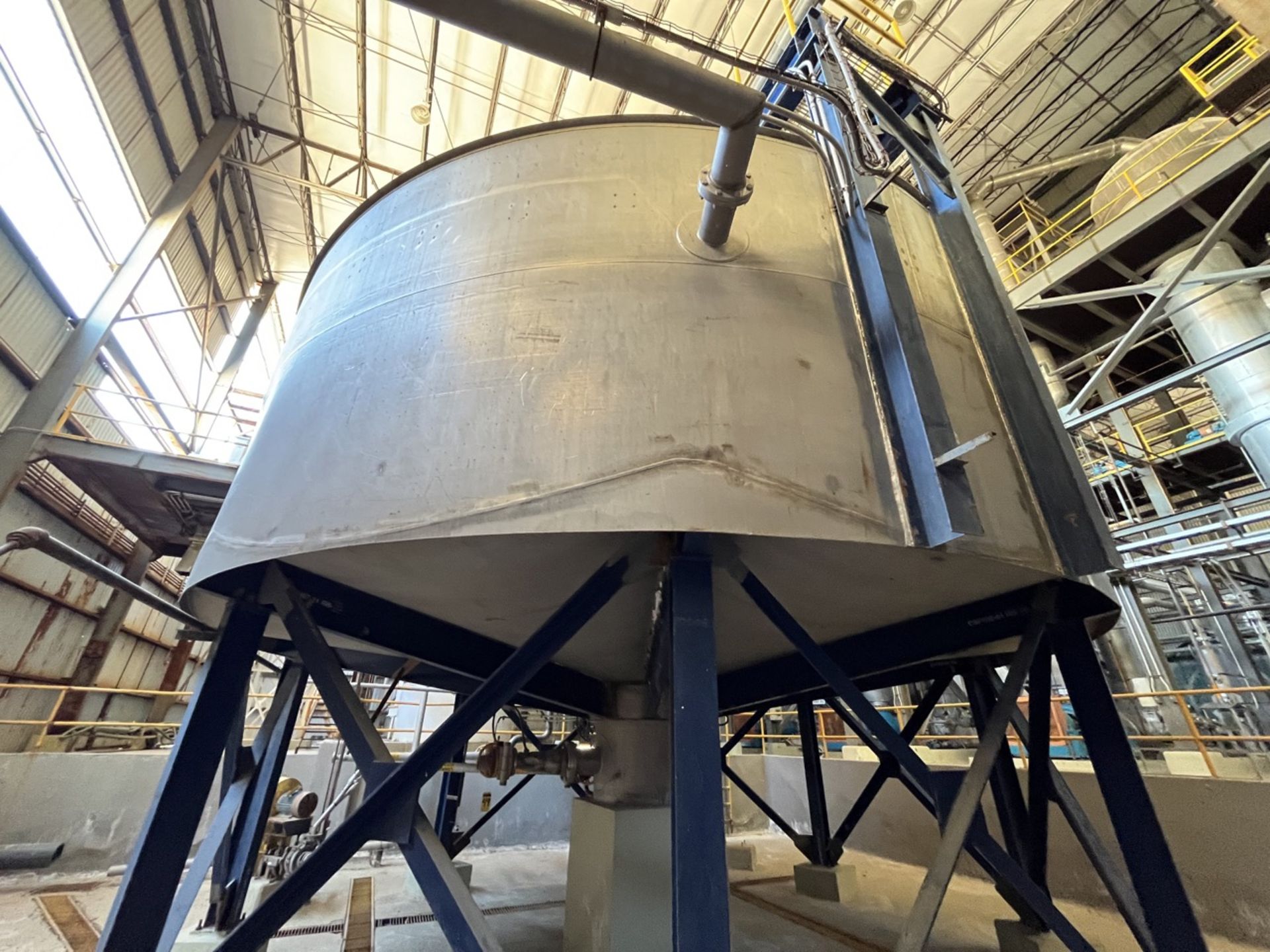 Stainless steel storage tank, measuring approximately 7 meters in diameter x 5.50 meters in height - Image 3 of 20