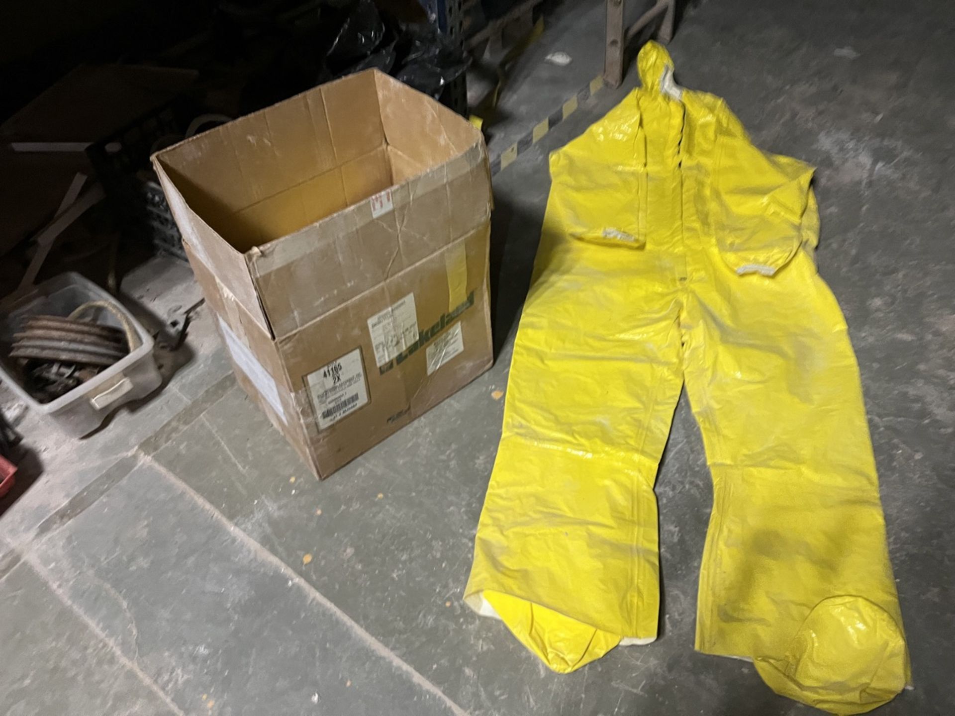 Spare parts lot (zone f2,f3,f4) includes: 5 Boxes of overalls, Dispenser for polymer reducer, Spare - Image 6 of 20