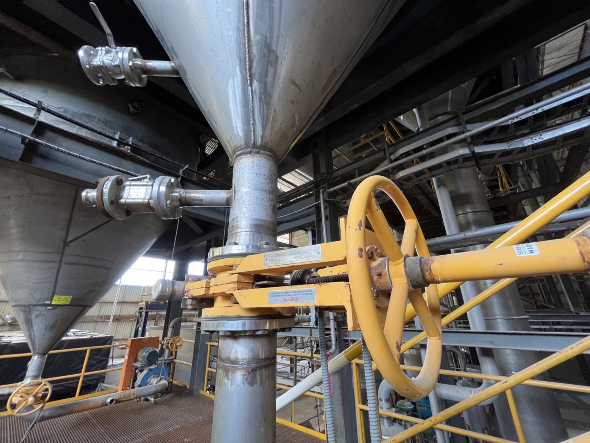 Conical storage tank with stainless steel toriesferica lid measures approximately 4.30 meters in di - Image 17 of 37