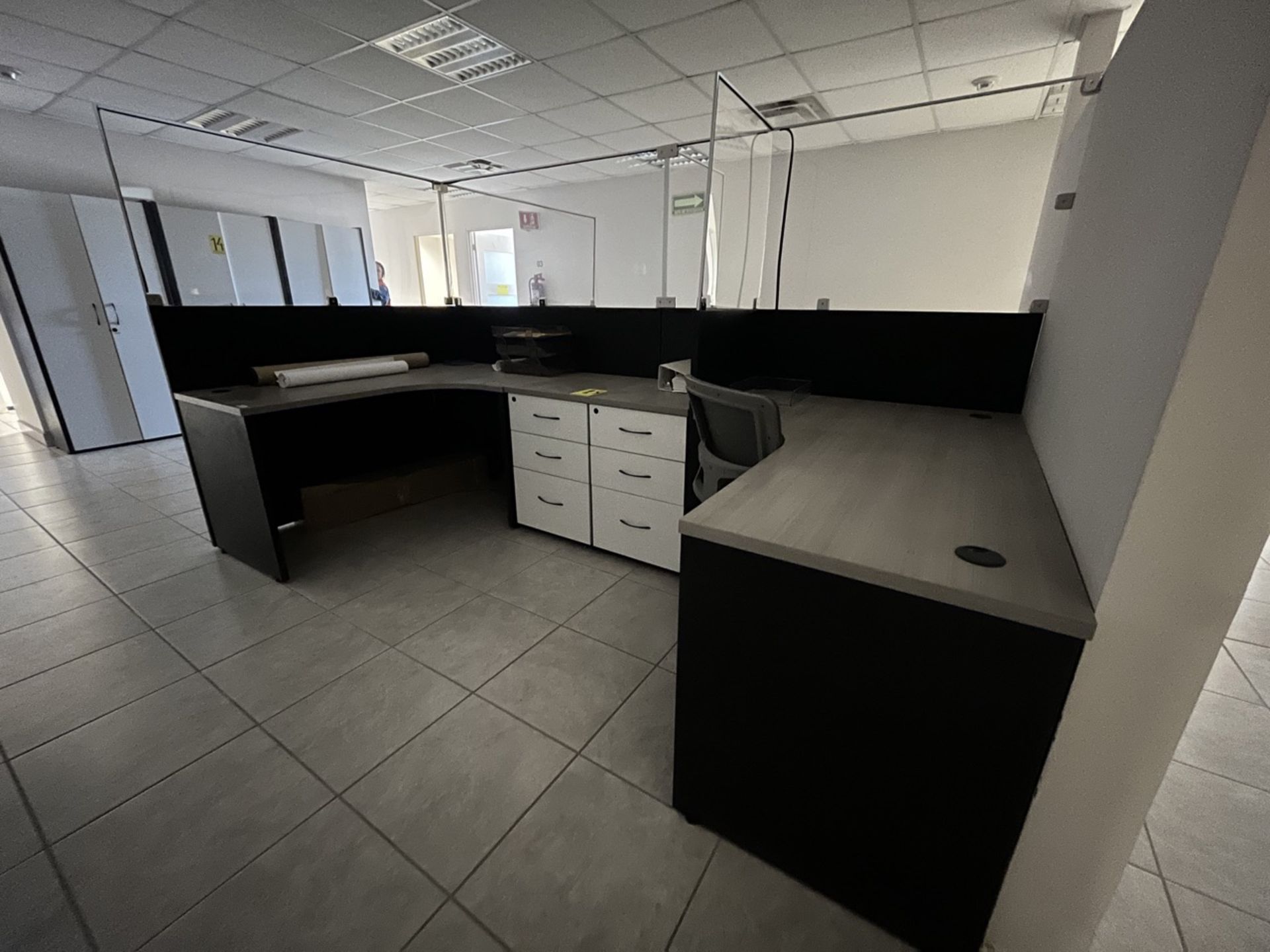 Island of 3.05 square meters includes: 4 workstations with semicircular wooden desks in melamine re - Image 3 of 10