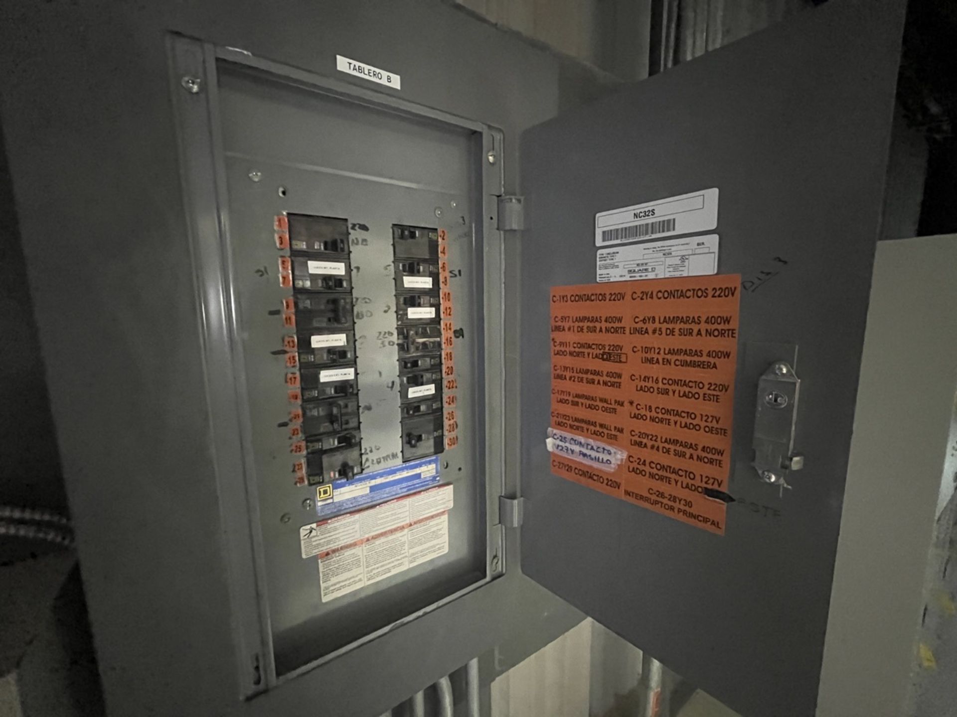 Lot of 2 distribution boards includes: Square D 30 space distribution board with 16 thermomagnetics - Image 2 of 5
