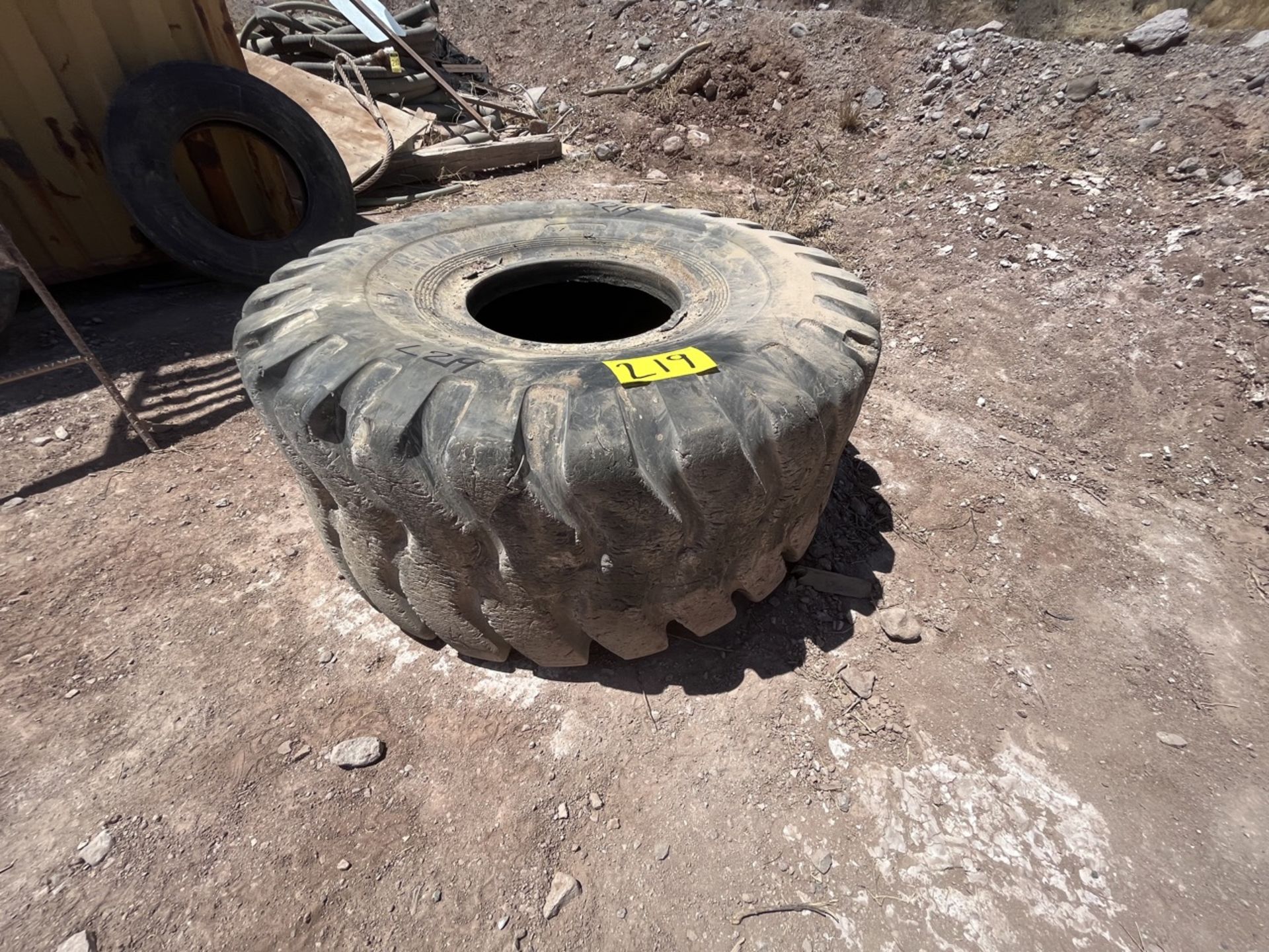 Lot of 3 tires of measures 29.5 R 25 E3, different brands. / Lote de 3 llantas de medida 29.5 R 25