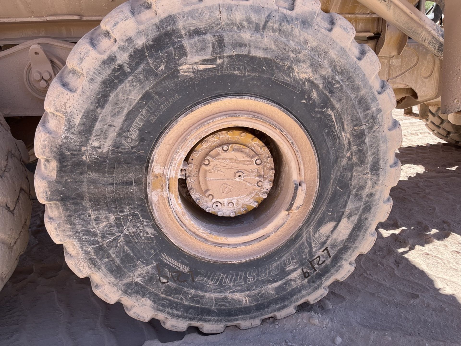 Lot of 3 tires of measures 29.5 R 25 E3, different brands. / Lote de 3 llantas de medida 29.5 R 25 - Image 8 of 12