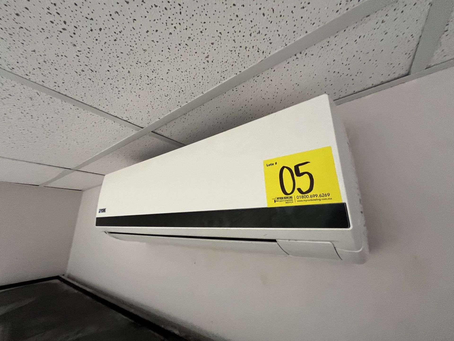 York minisplit air conditioner with control, Model YSEA12FS-ADK, Series 100001010140290128, 220 Vol - Image 3 of 11