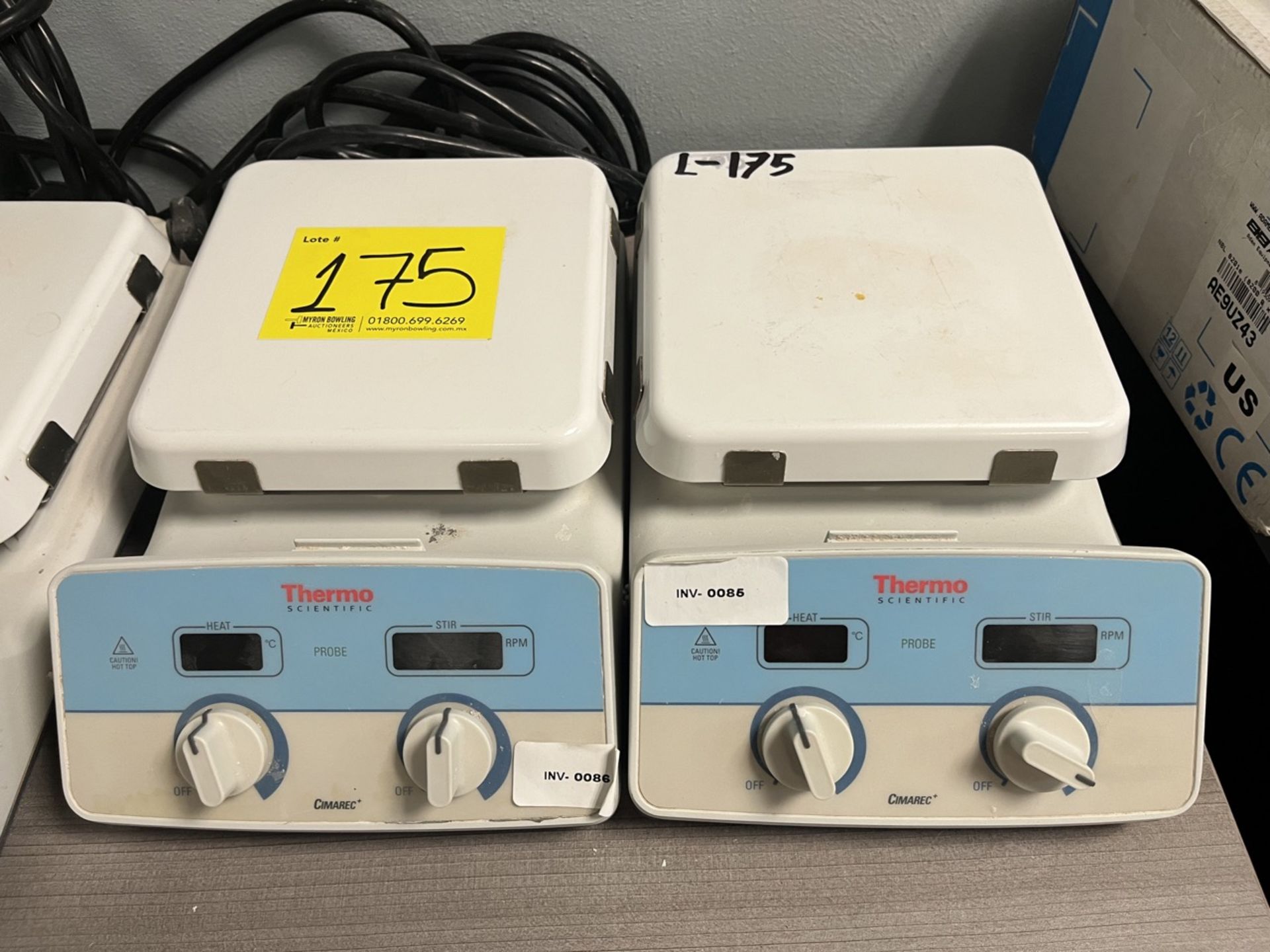 Lot of 2 Thermo Scientific Heating Plate Shaker, Model SP88857100, Series 774039, 777670. / Lote de