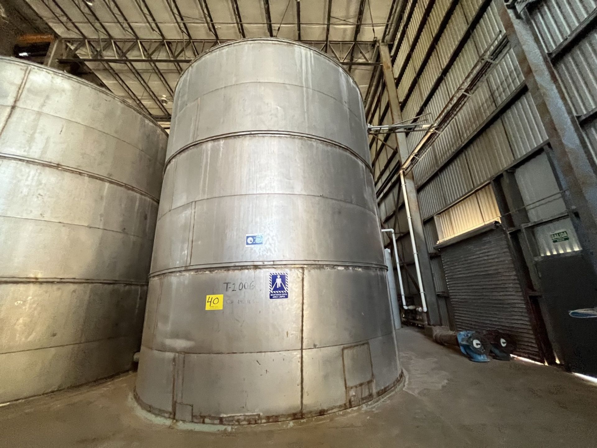Stainless steel storage tank with a capacity of 192,163 liters, measuring approximately 6 meters in - Image 5 of 8