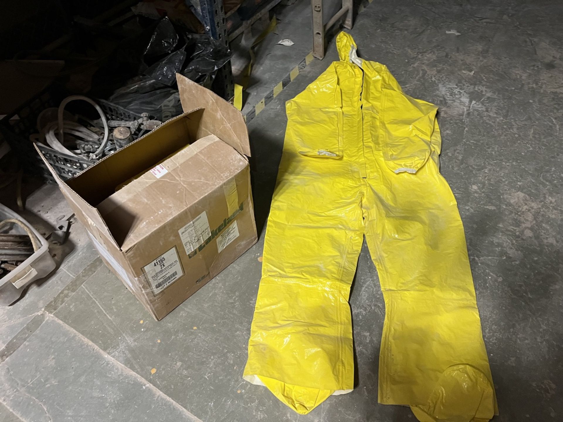 Spare parts lot (zone f2,f3,f4) includes: 5 Boxes of overalls, Dispenser for polymer reducer, Spare - Image 4 of 20