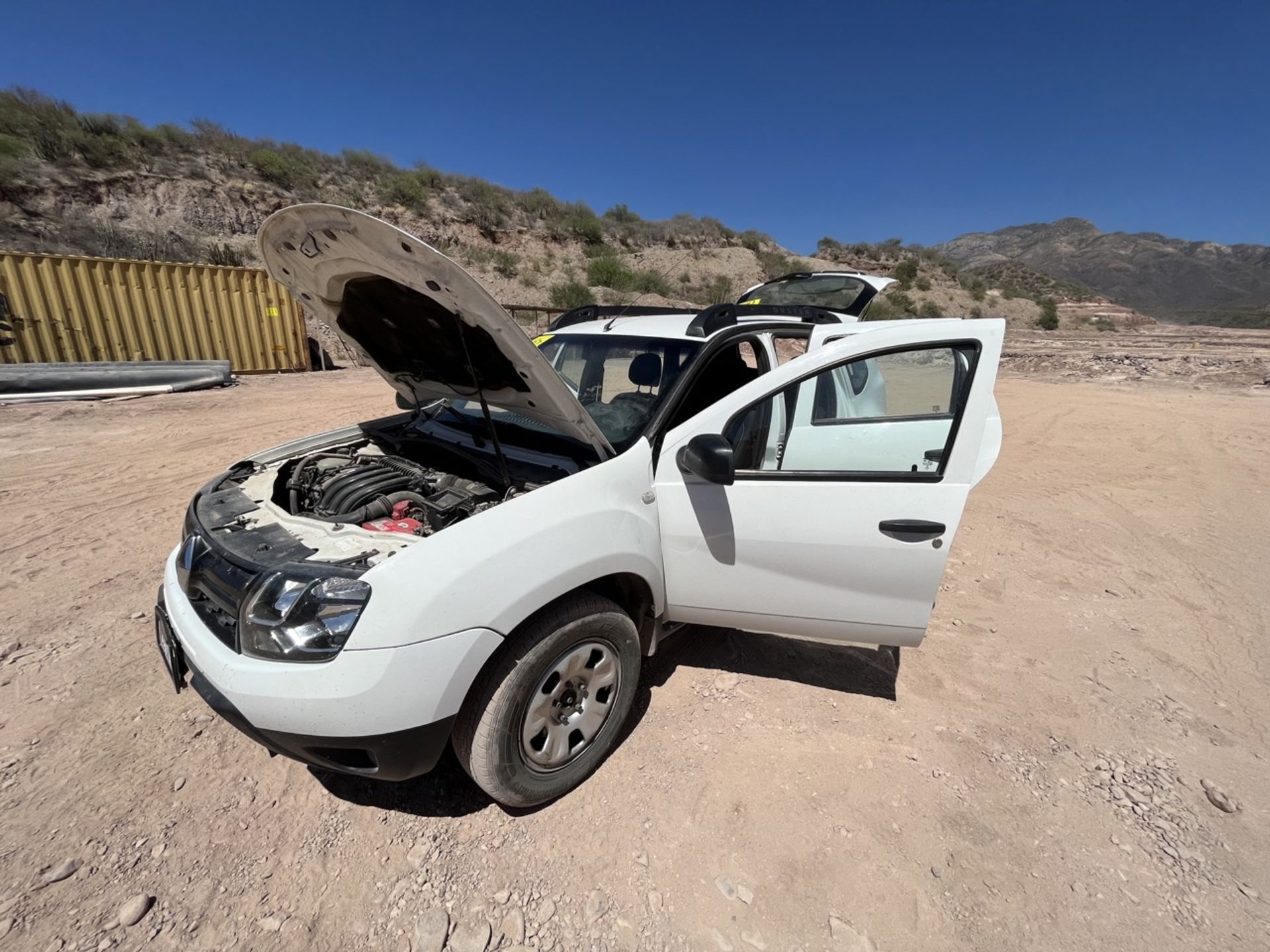 Renault Duster white vehicle, Series 9FBHS1FH4HM590467, Model 2017, automatic transmission, electr - Bild 21 aus 98