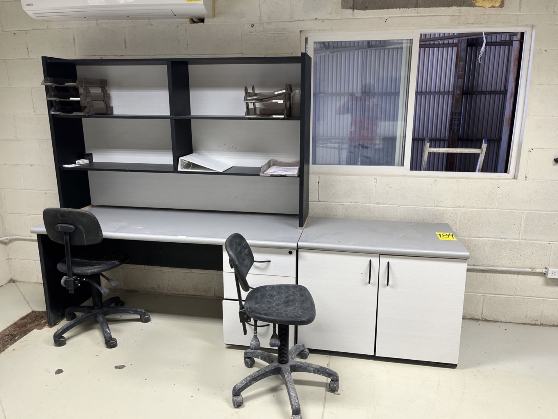 Control office lot includes: 8 executive chairs in fabric, Modular desk of 16 pieces (3-drawer fili - Image 6 of 9