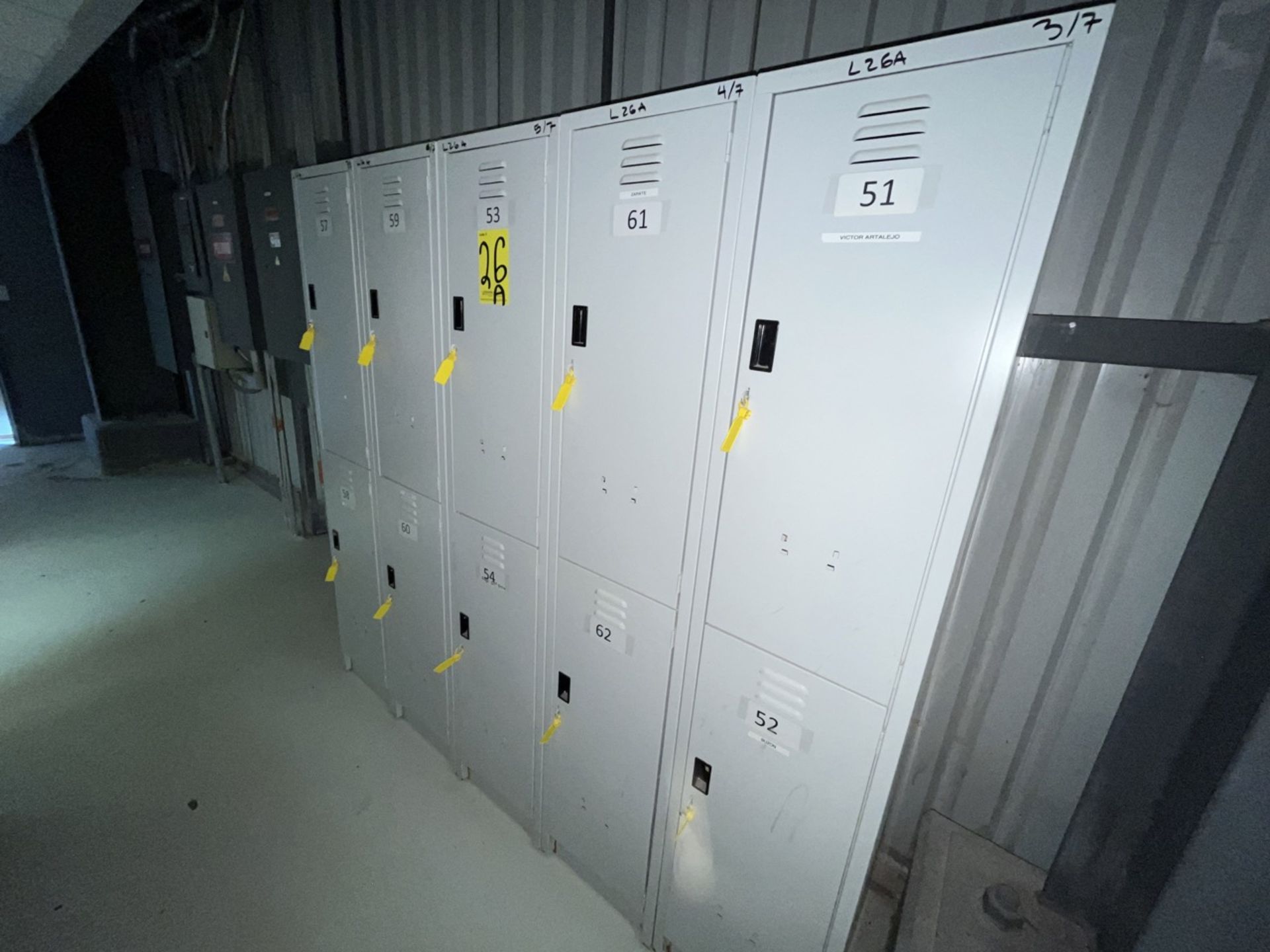 Lot of 7 storage lockers of 2 spaces each, measuring approximately 0.40 x 0.40 x 1.80 meters. / Lo