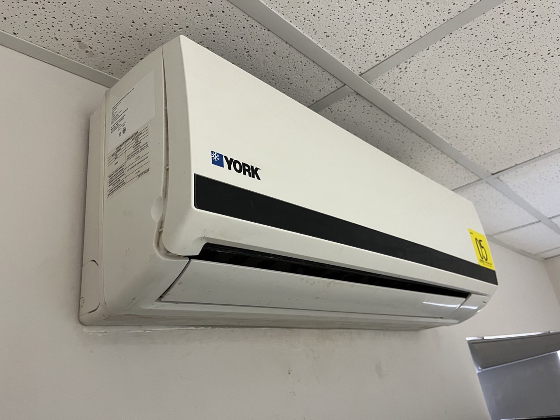 York minisplit air conditioner with control, Model YSEA12FS-ADK, Series 100001010140290128, 220 Vol - Image 5 of 11