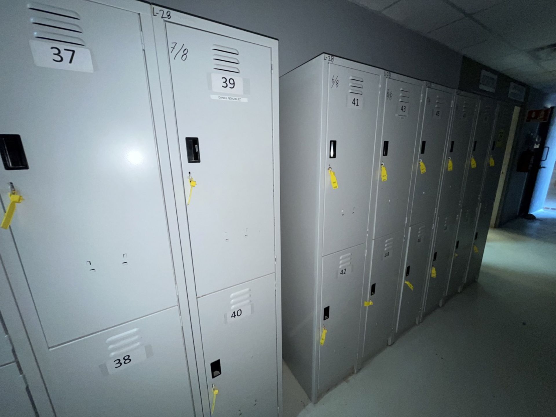 Lot of 8 storage lockers of 2 spaces each, measuring approximately 0.40 x 0.40 x 1.80 meters. / Lo - Bild 3 aus 5