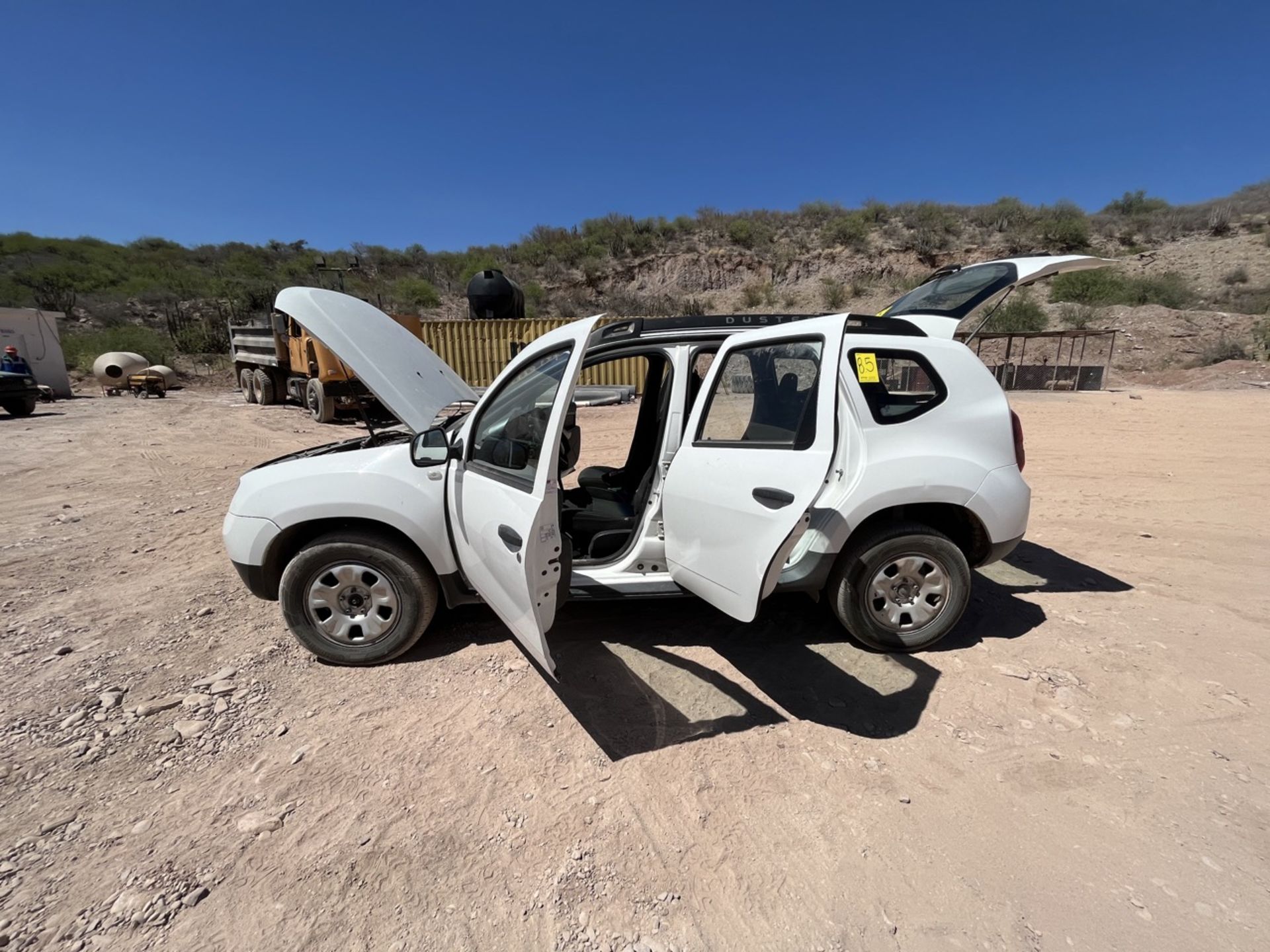 Renault Duster white vehicle, Series 9FBHS1FH4HM590467, Model 2017, automatic transmission, electr - Bild 25 aus 98