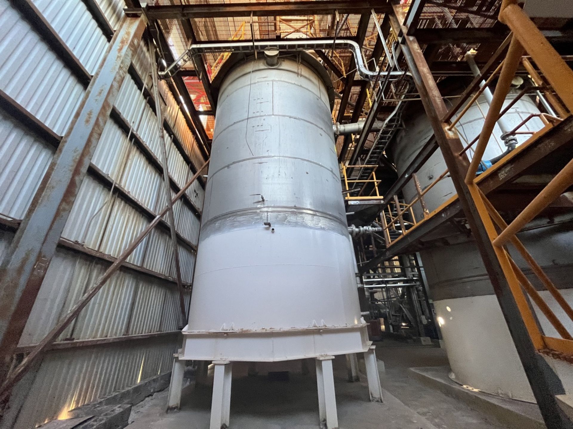 Stainless steel storage tank measuring approximately 4 meters in diameter x 7.50 meters in height; - Image 3 of 12