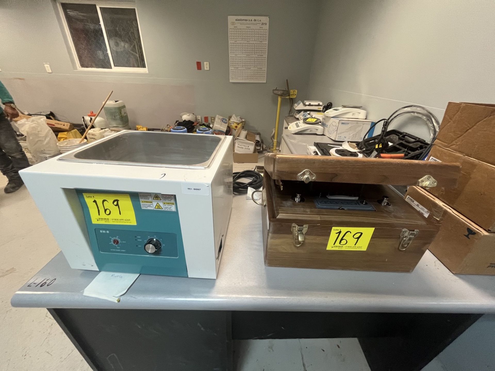 Lot of 2 pieces of laboratory equipment contains: Ricelake Weight measuring system from 1 g to 2 kg