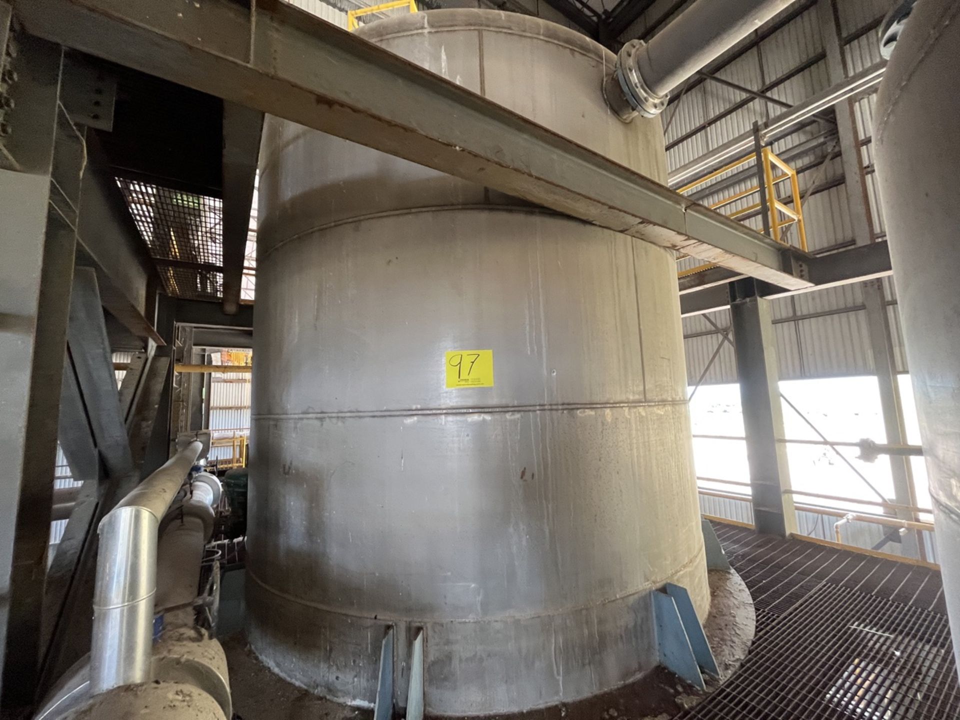 Conical storage tank with stainless steel toriesferica lid measures approximately 4.30 meters in di