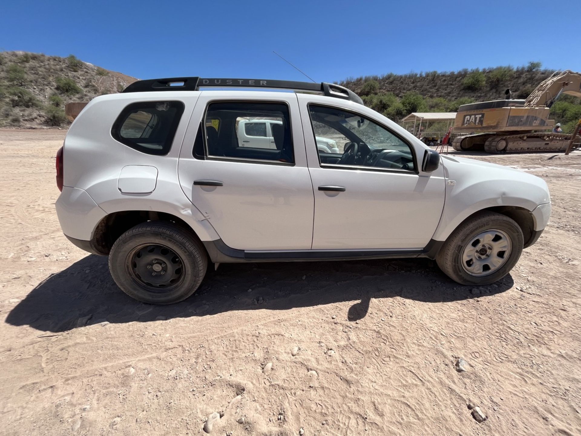 Renault Duster white vehicle, Series 9FBHS1FH4HM590467, Model 2017, automatic transmission, electr - Image 14 of 98