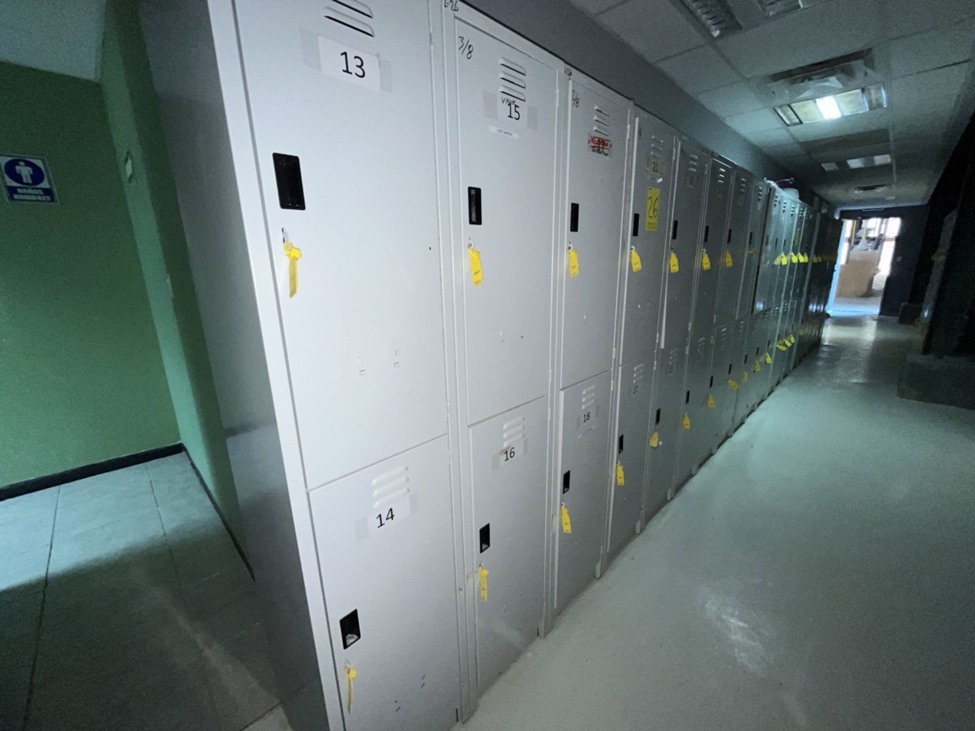 Lot of 8 storage lockers of 2 spaces each, measuring approximately 0.40 x 0.40 x 1.80 meters. / Lo - Image 5 of 6