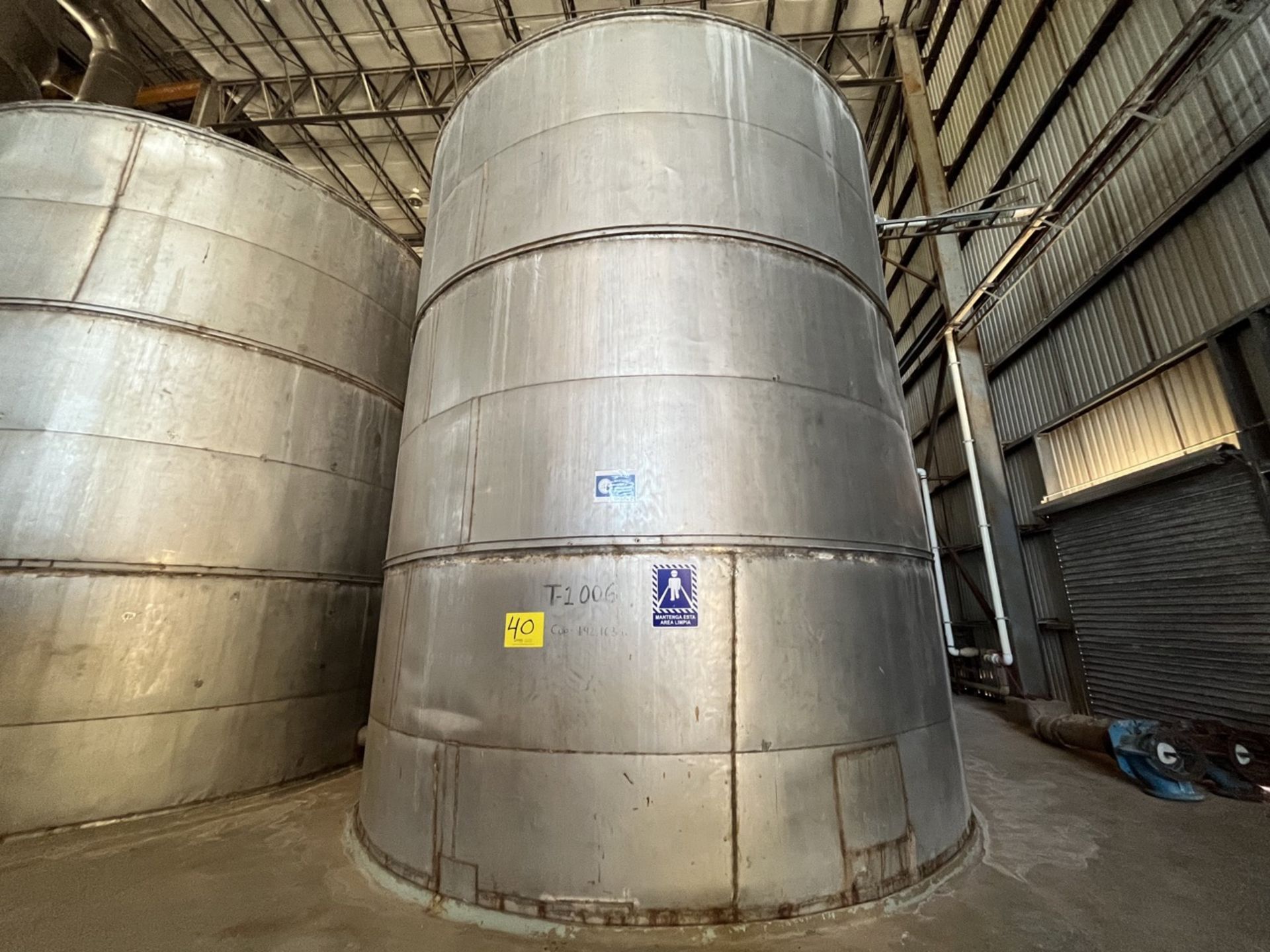 Stainless steel storage tank with a capacity of 192,163 liters, measuring approximately 6 meters in