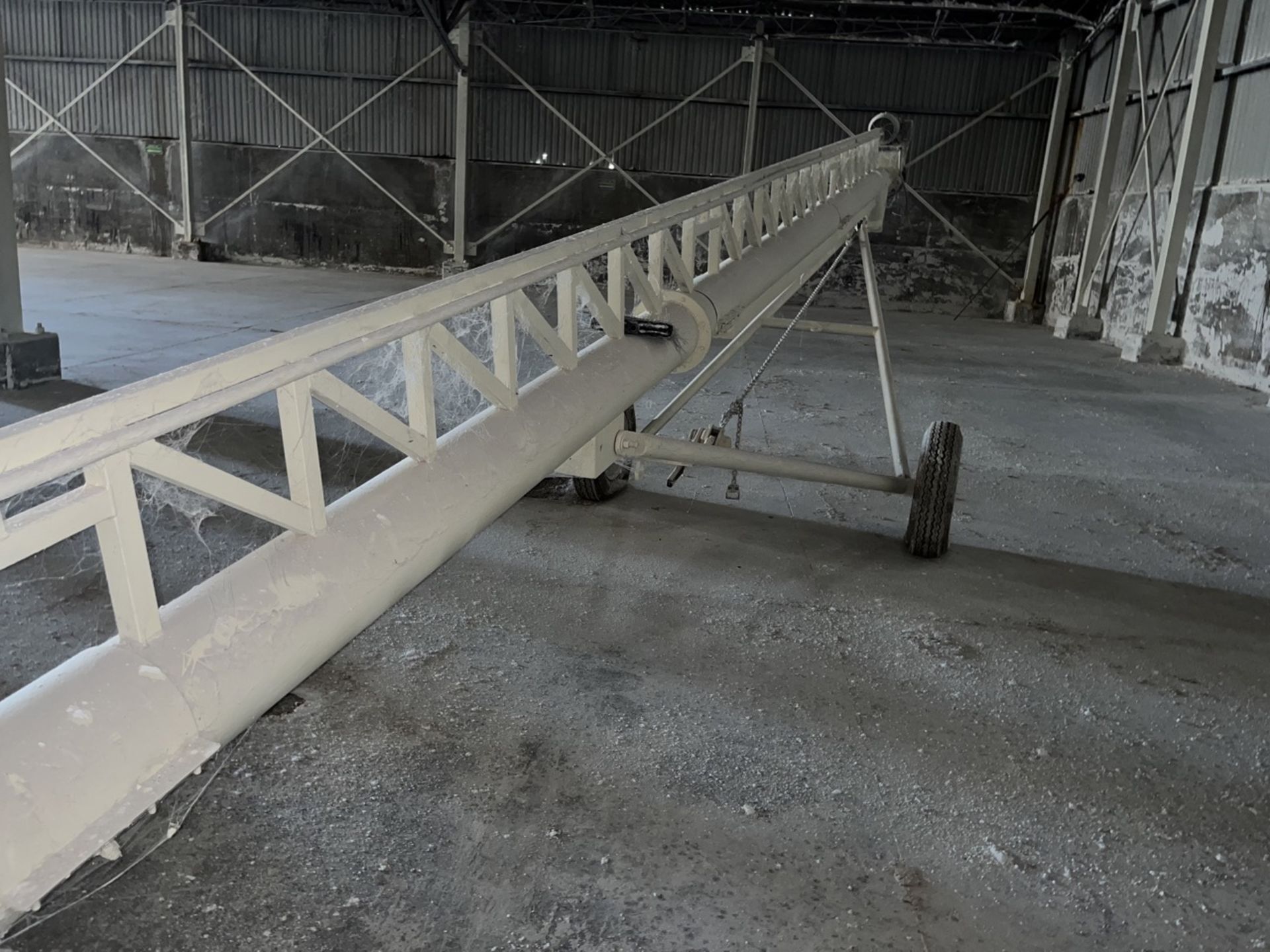 Helicoidal conveyor of 12 meters long, equipped with 10 hp Siemens motor; carbon steel hopper of ap - Image 2 of 15