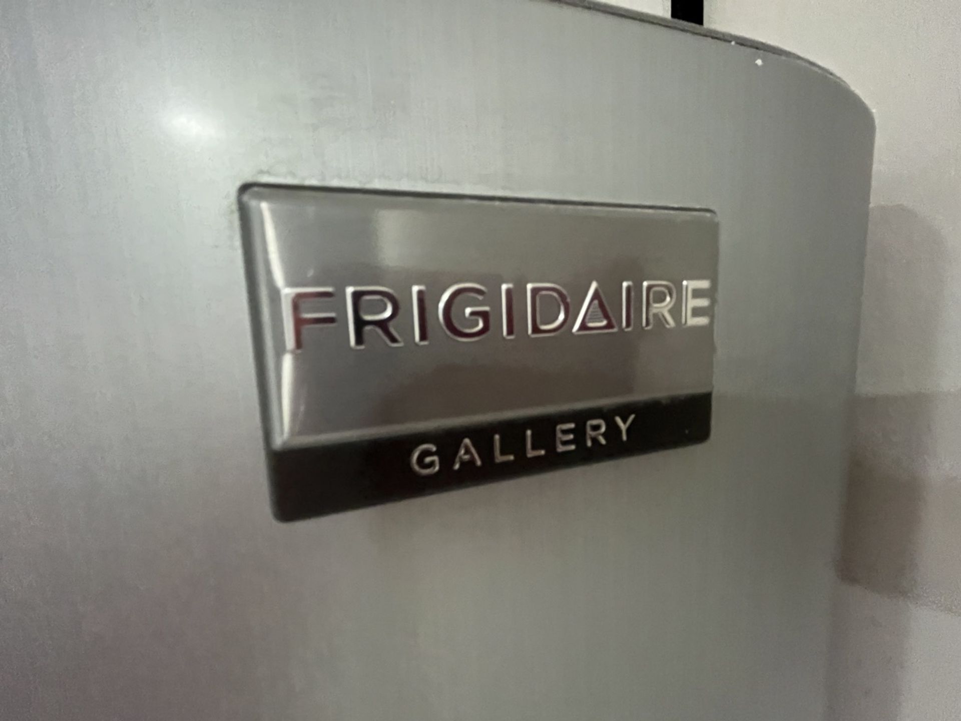 Frigidare two-door gray refrigerator, Model FRT164AG, Series MR5XN084, 127 V. / Refrigerador de dos - Image 5 of 6