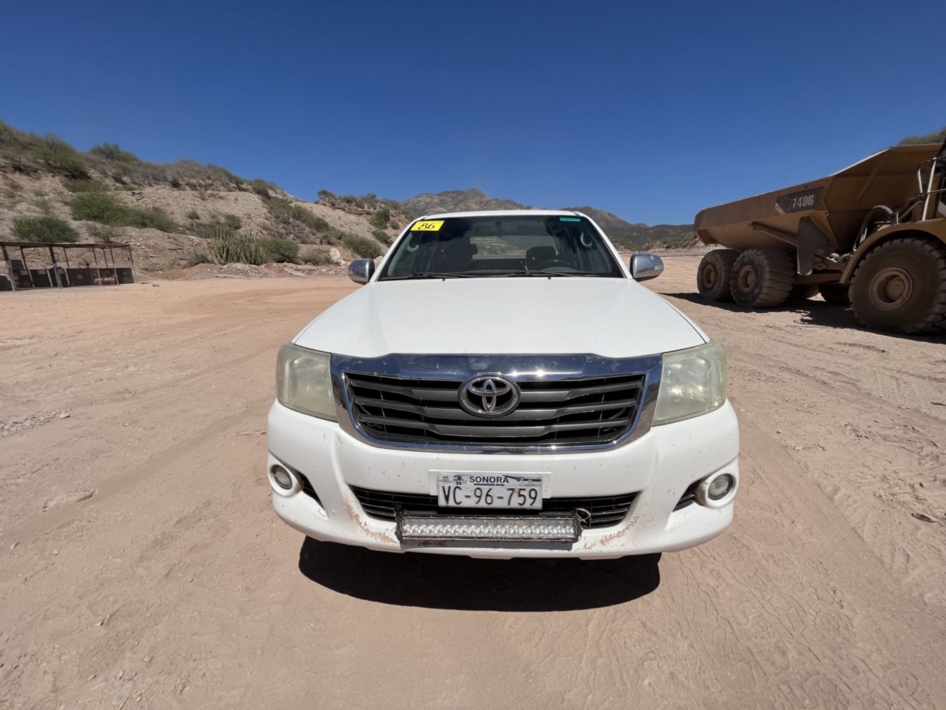 Vehicle Toyota Hilux, Pick Up Double cab white color, Serial MR0EX32G9F0263336, Model 2015, manual - Image 2 of 42
