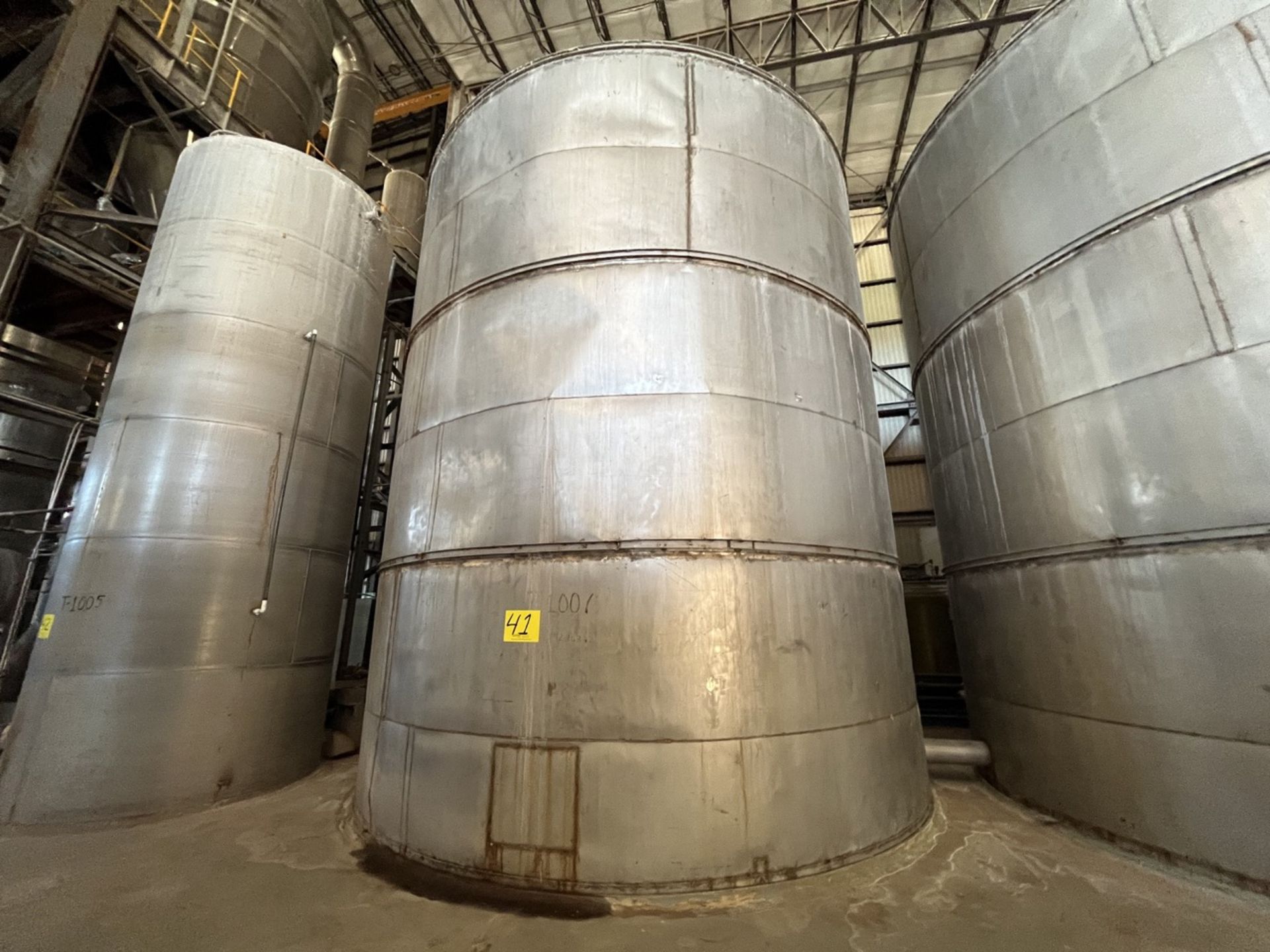 Stainless steel storage tank with a capacity of 192,163 liters, measuring approximately 6 meters in