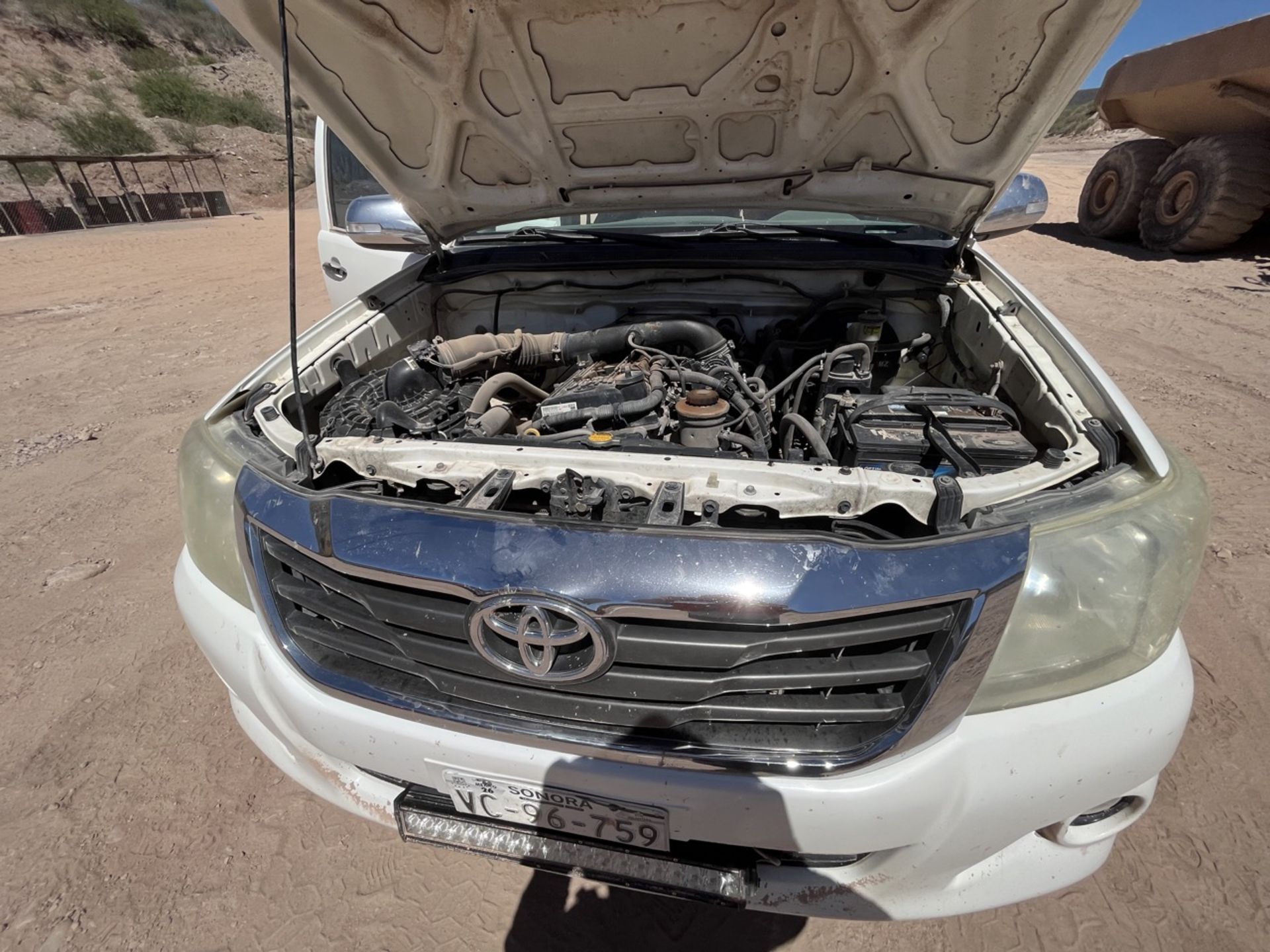 Vehicle Toyota Hilux, Pick Up Double cab white color, Serial MR0EX32G9F0263336, Model 2015, manual - Image 41 of 42