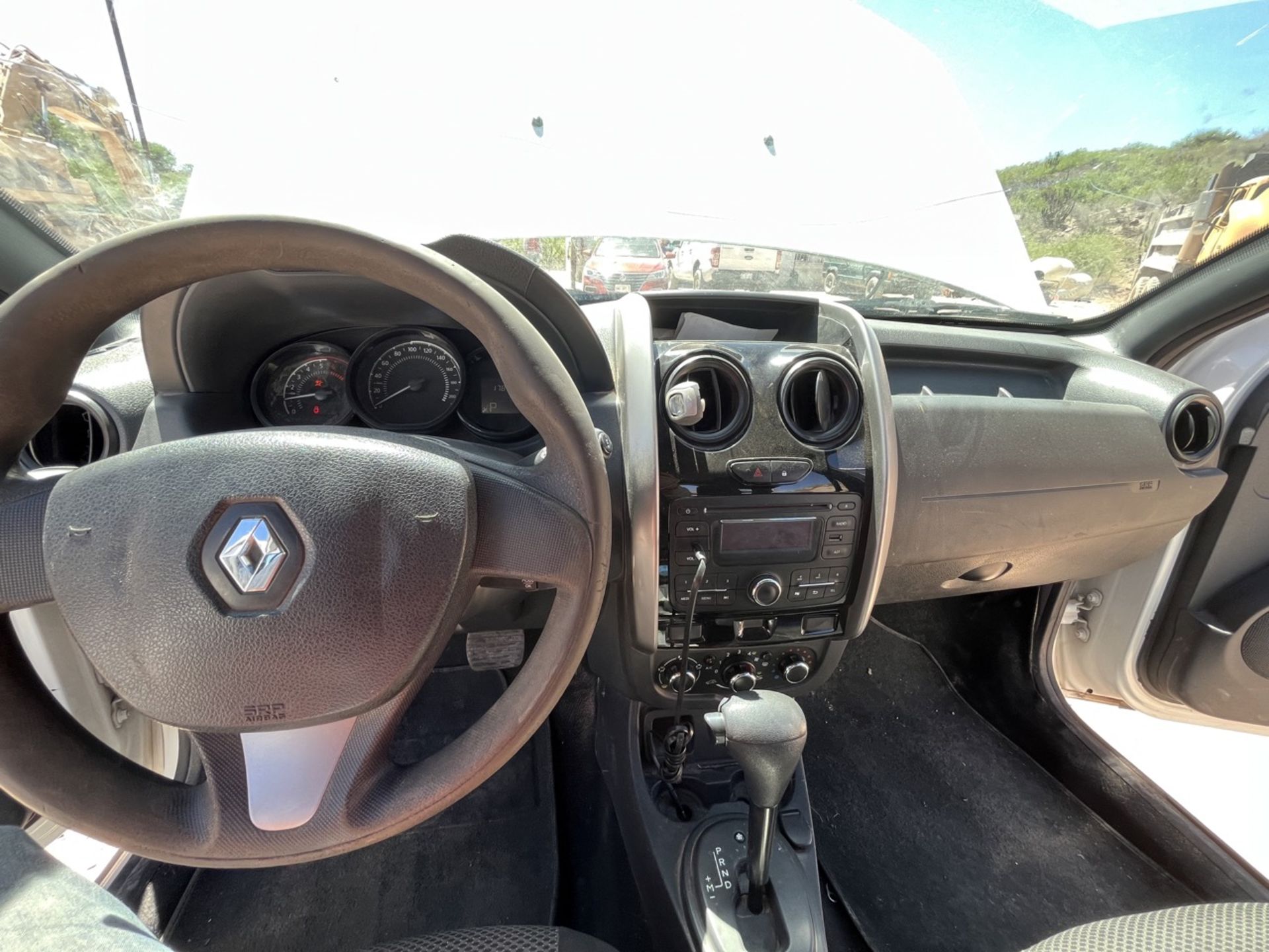 Renault Duster white vehicle, Series 9FBHS1FH4HM590467, Model 2017, automatic transmission, electr - Image 39 of 98