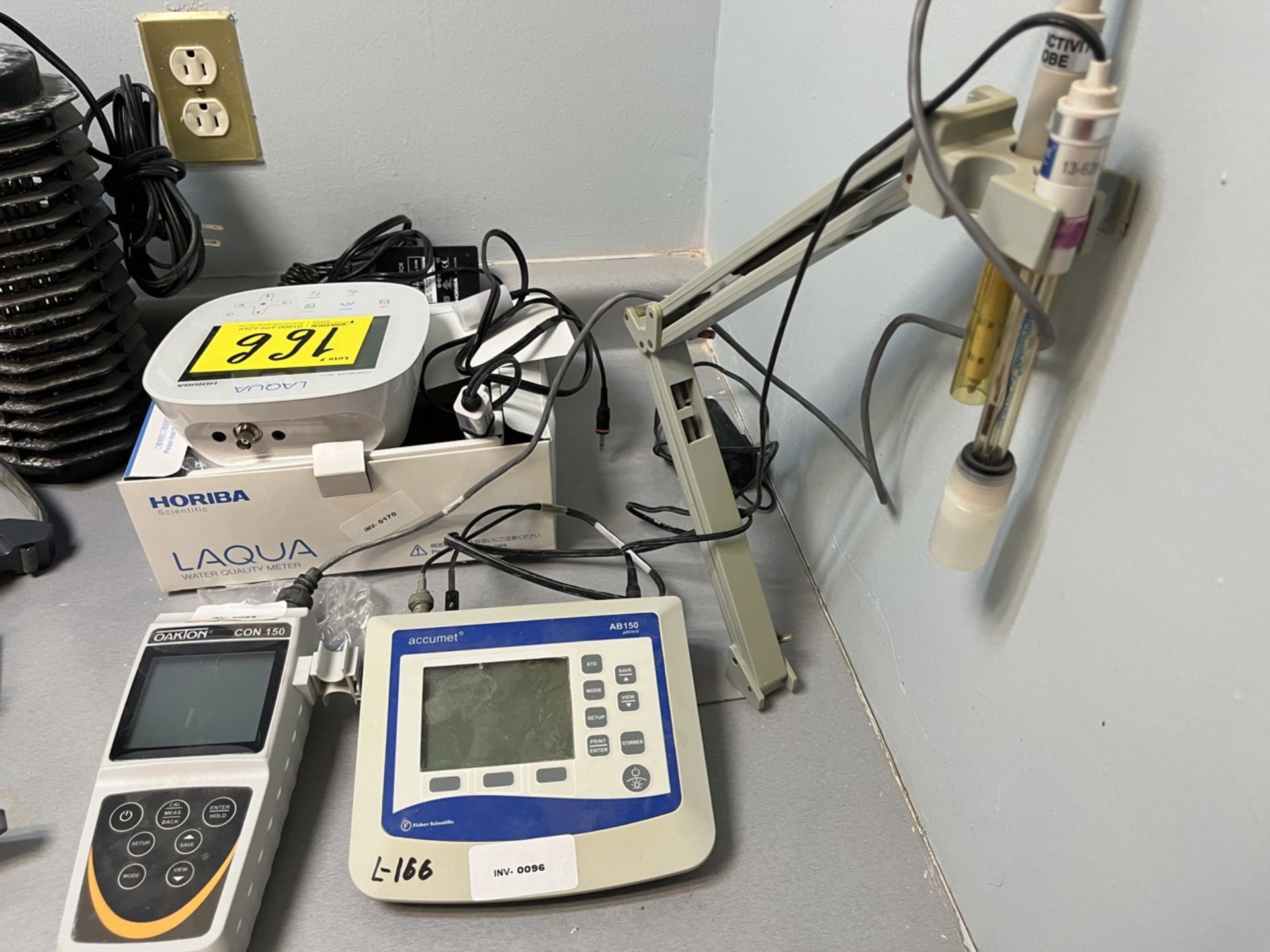 Set of 3 pieces of laboratory equipment includes: Laqua Conductivity Meter, Model DS-71; Oakton Con - Image 3 of 6