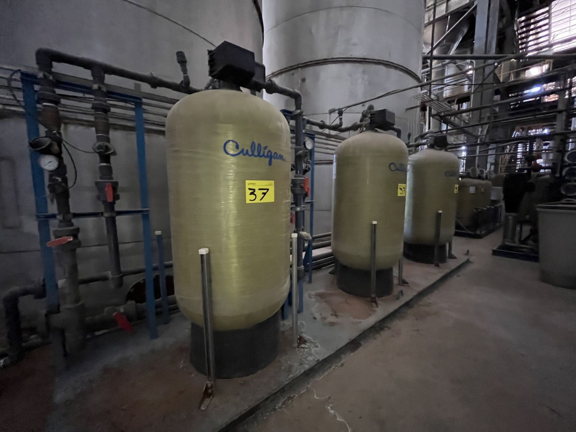 Culligan reverse osmosis equipment, with 300 psi Shelco filter, 3 softening tanks with a capacity o - Image 13 of 39