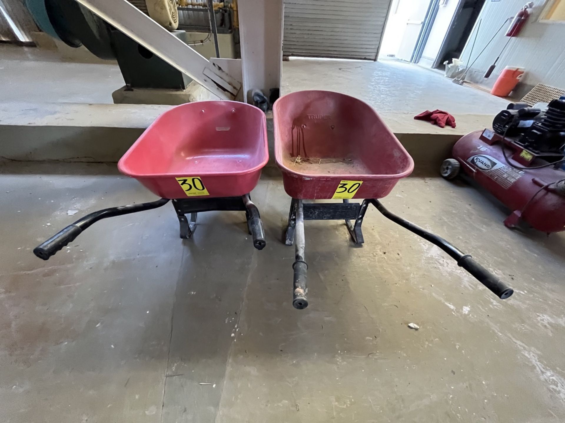 Lot of 2 red Truper wheelbarrows / Lote de 2 carretillas de carga marca Truper en color rojo.