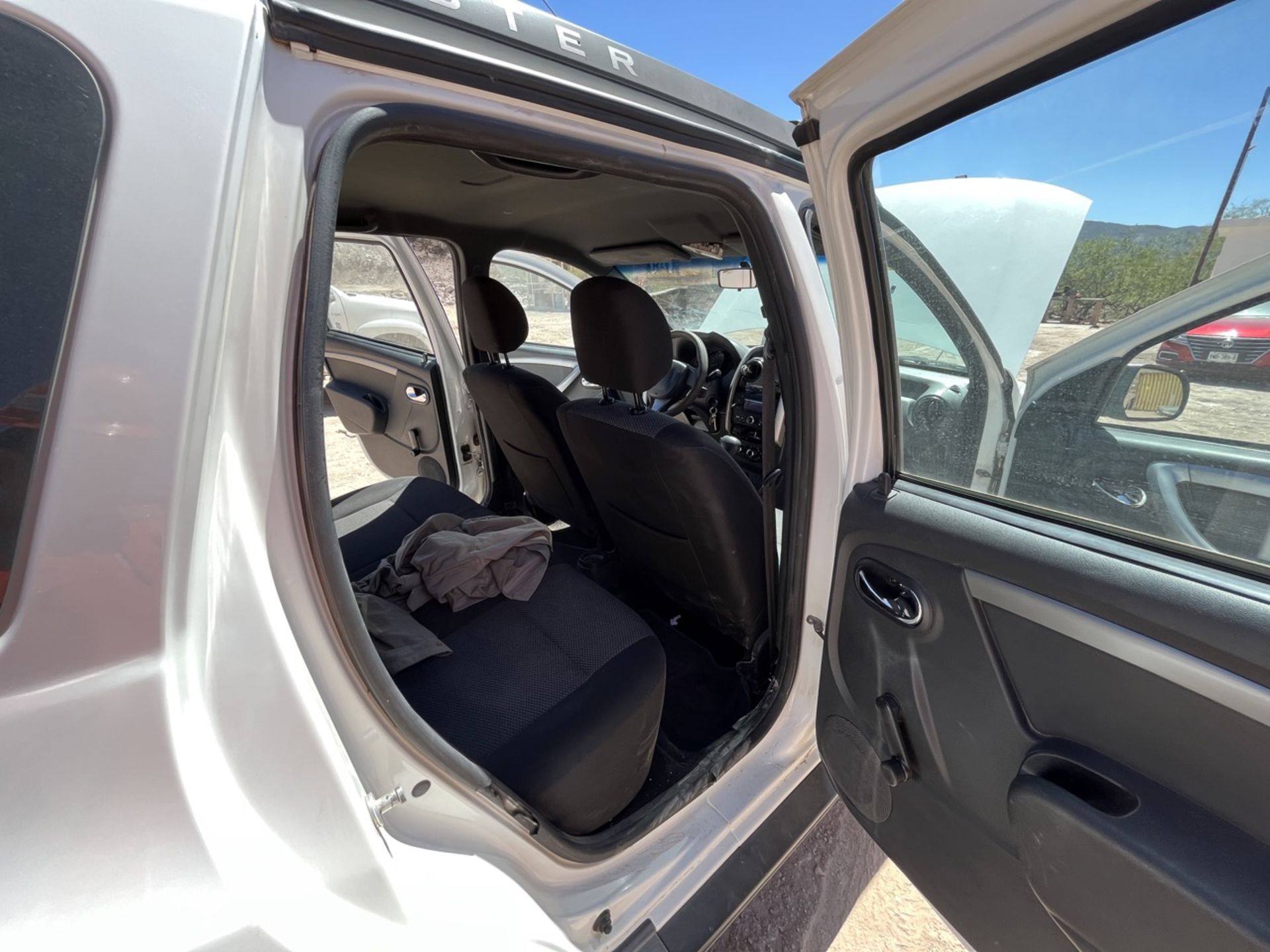 Renault Duster white vehicle, Series 9FBHS1FH4HM590467, Model 2017, automatic transmission, electr - Bild 61 aus 98