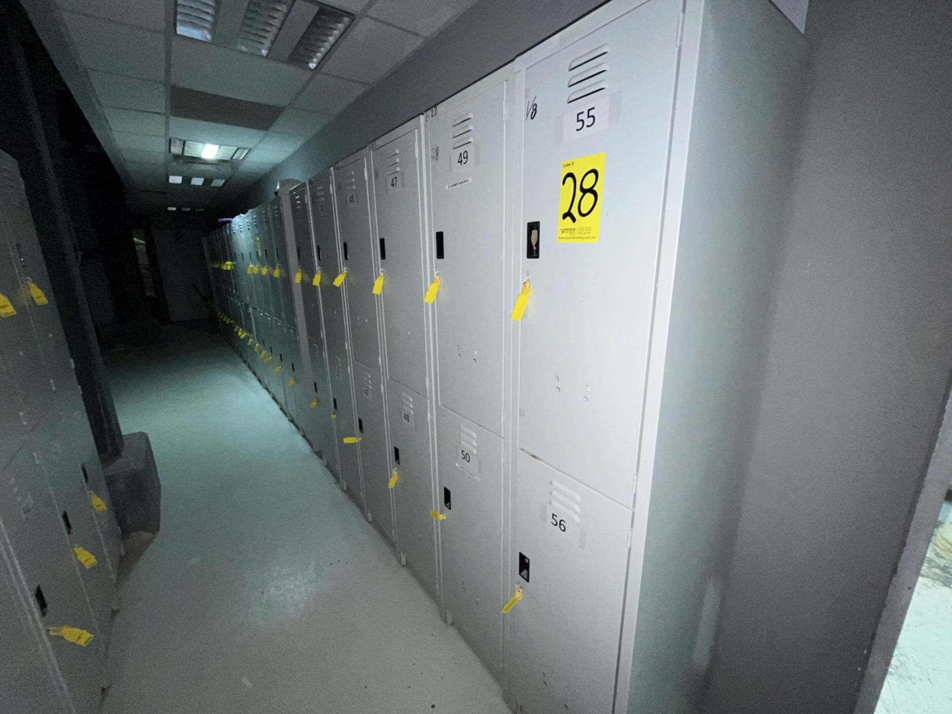 Lot of 8 storage lockers of 2 spaces each, measuring approximately 0.40 x 0.40 x 1.80 meters. / Lo - Bild 2 aus 5