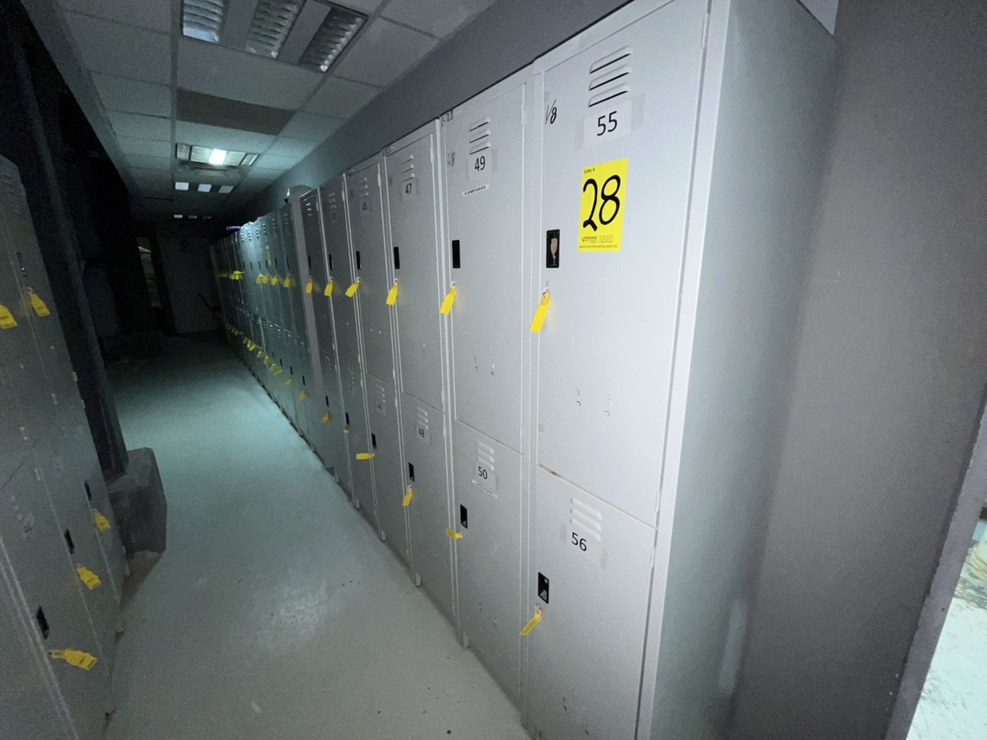 Lot of 8 storage lockers of 2 spaces each, measuring approximately 0.40 x 0.40 x 1.80 meters. / Lo - Image 2 of 5