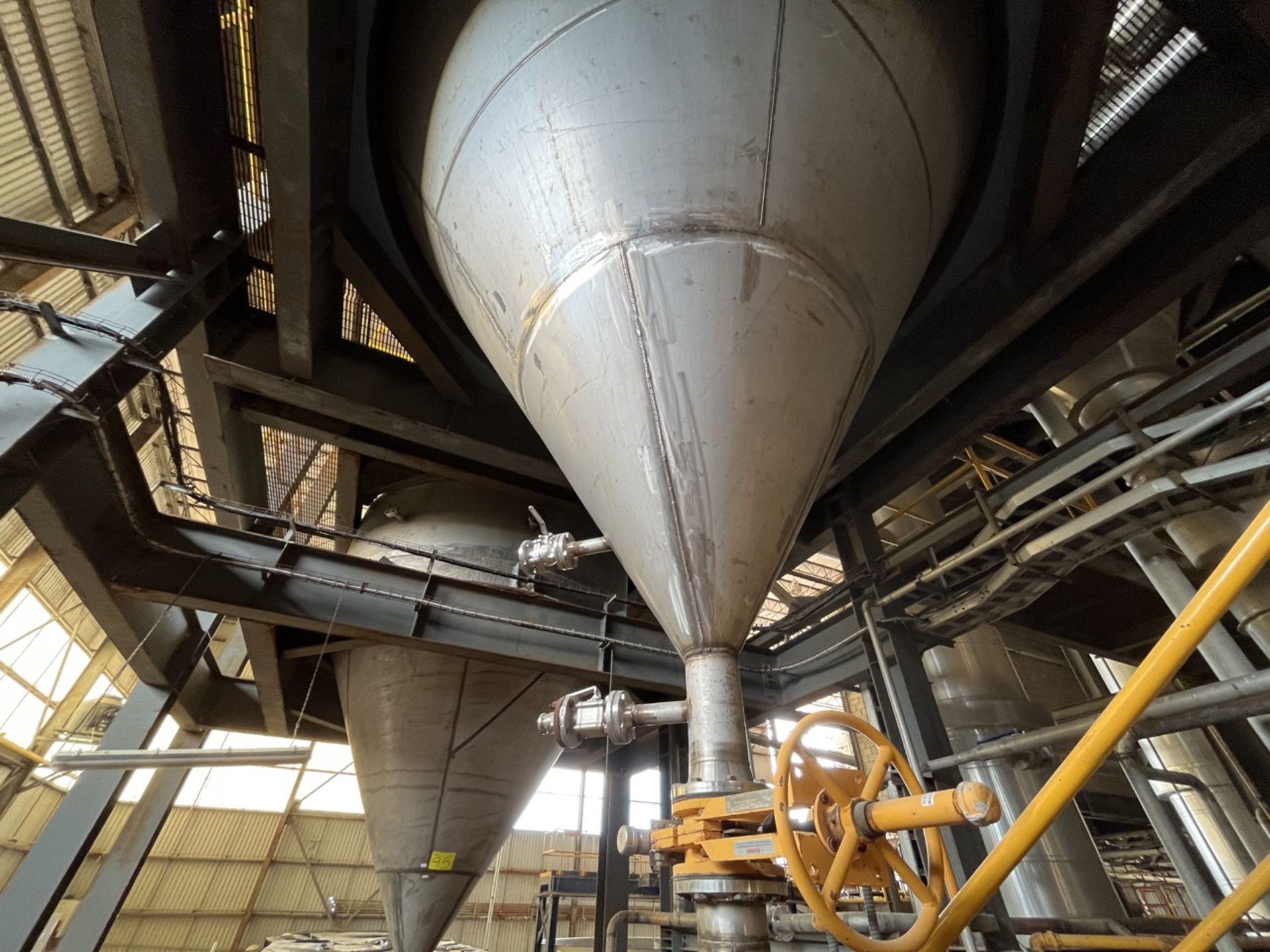 Conical storage tank with stainless steel toriesferica lid measures approximately 4.30 meters in di - Image 19 of 37