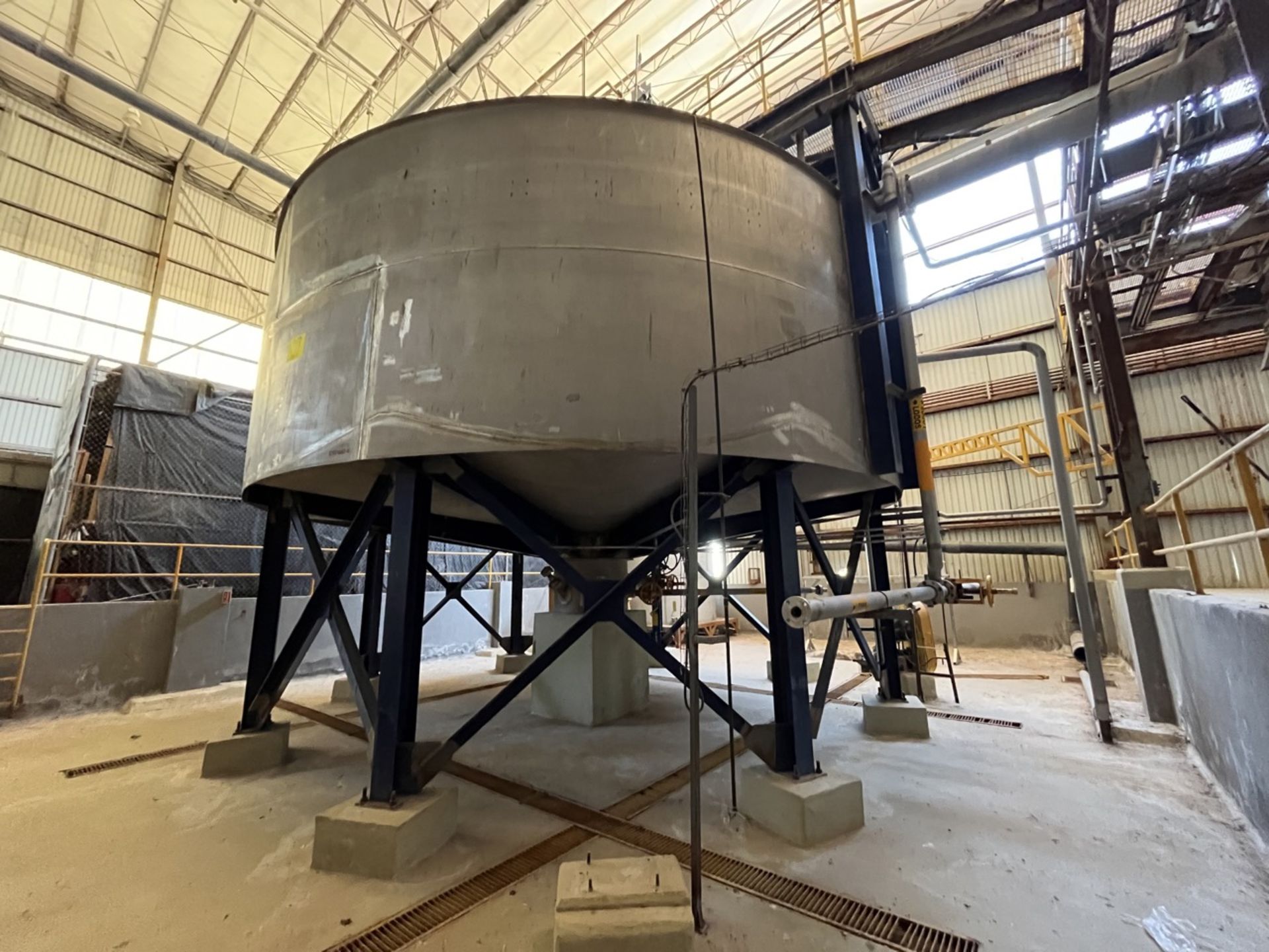 Stainless steel storage tank, measuring approximately 7 meters in diameter x 5.50 meters in height - Image 5 of 20
