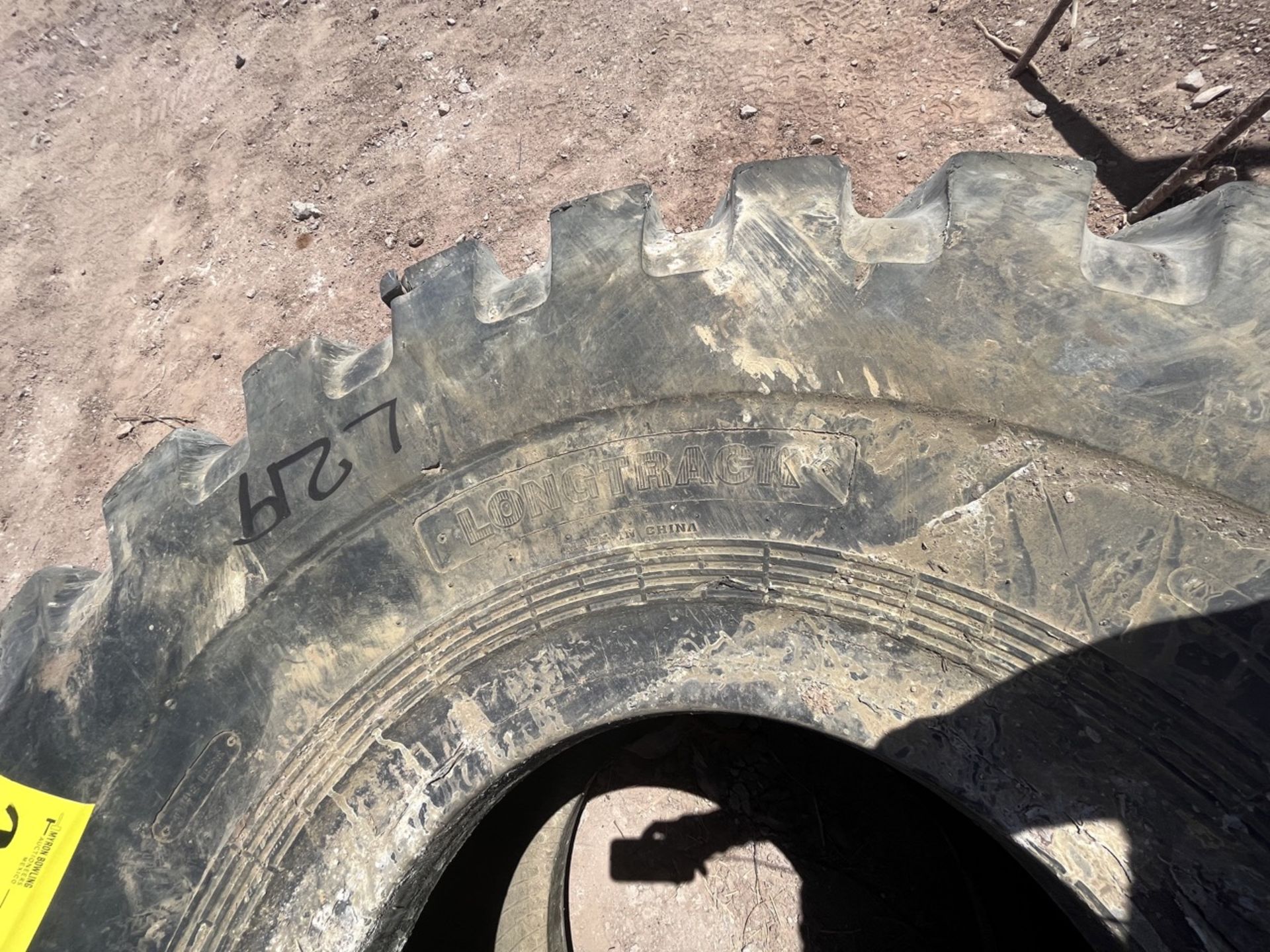 Lot of 3 tires of measures 29.5 R 25 E3, different brands. / Lote de 3 llantas de medida 29.5 R 25 - Bild 4 aus 12