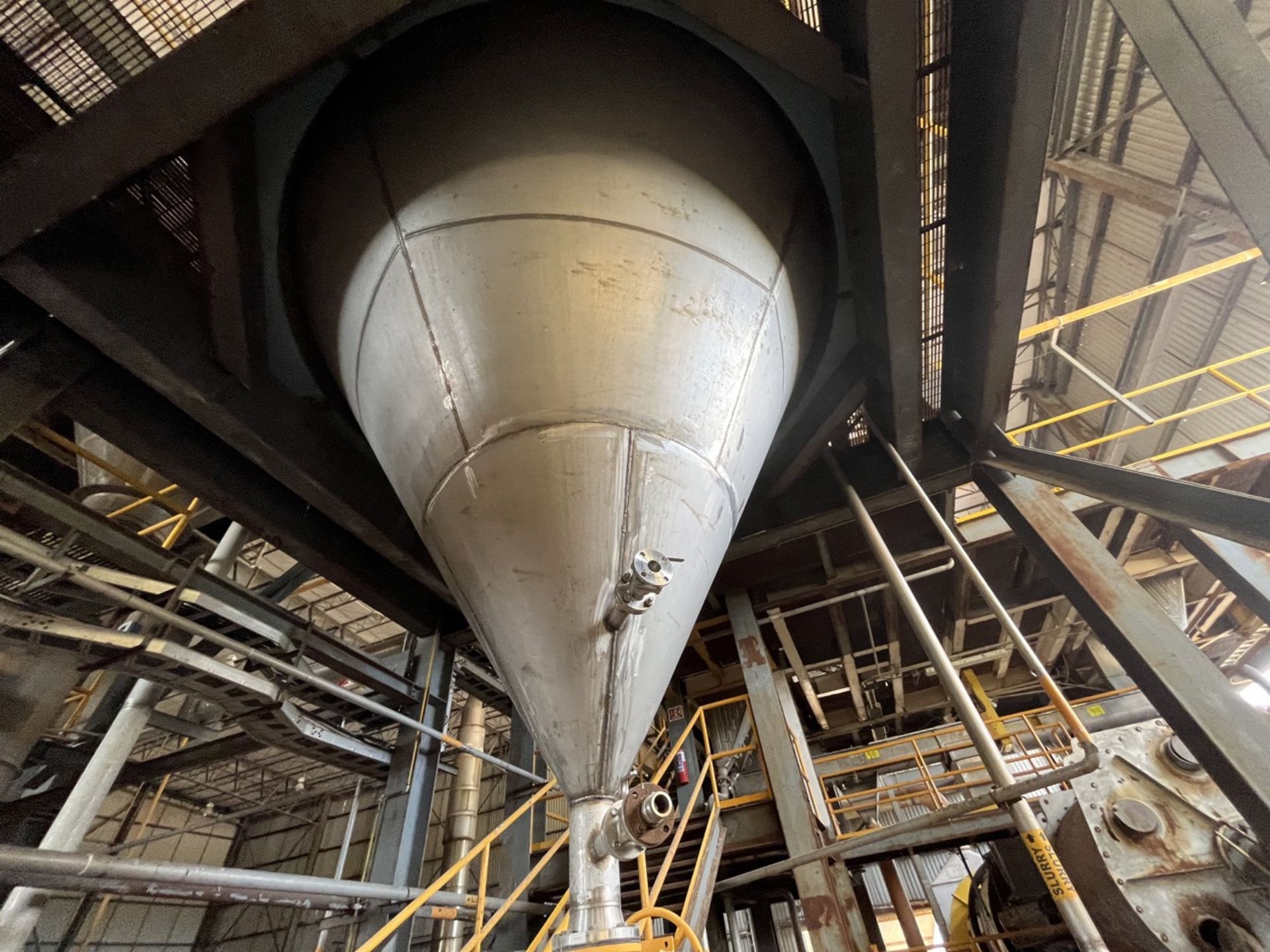 Conical storage tank with stainless steel toriesferica lid measures approximately 4.30 meters in di - Image 15 of 37