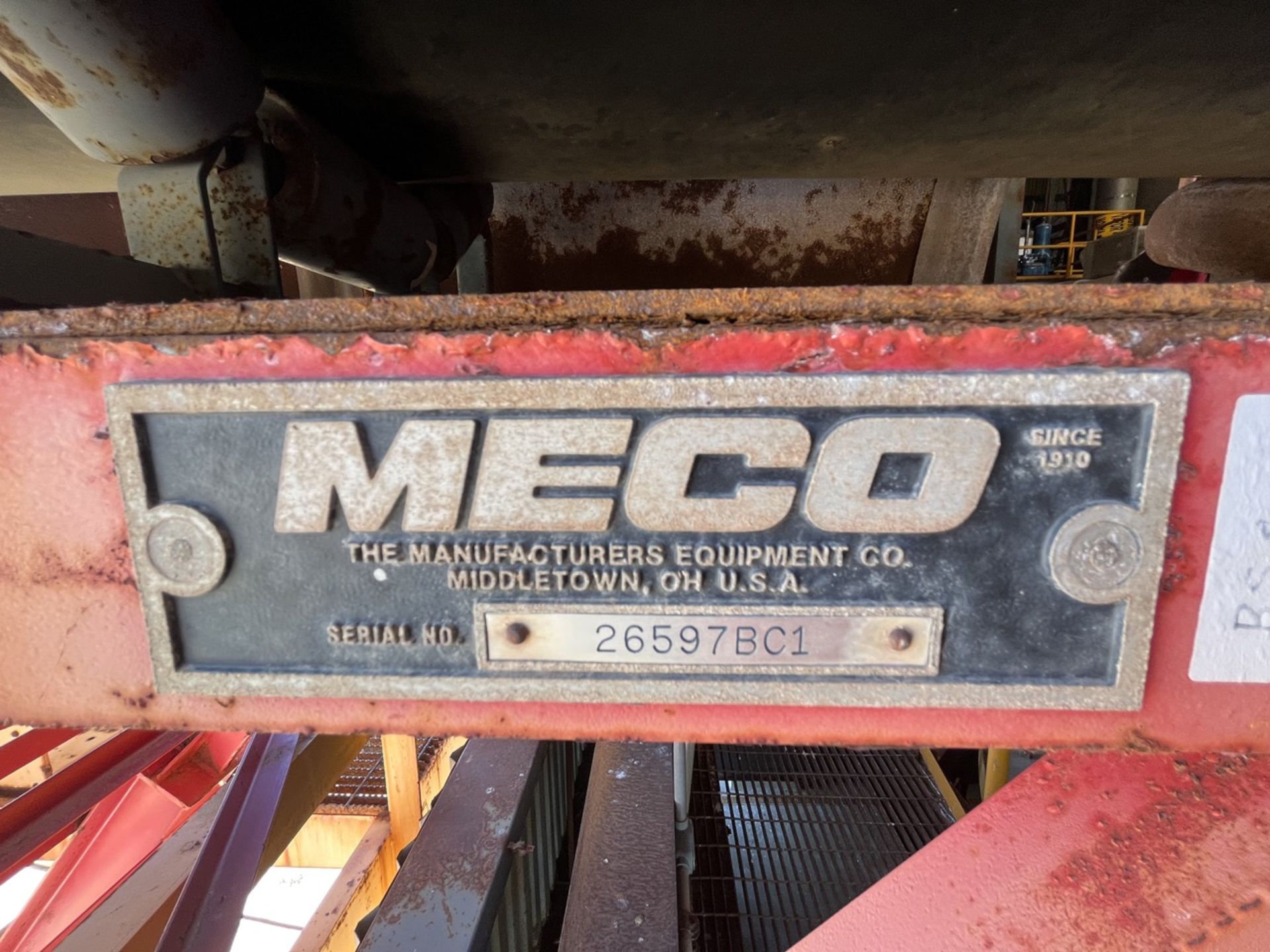 Meco Rubber conveyor belt with rollers, inclined, measuring approximately 60 cm wide x 35 meters lo - Image 58 of 60