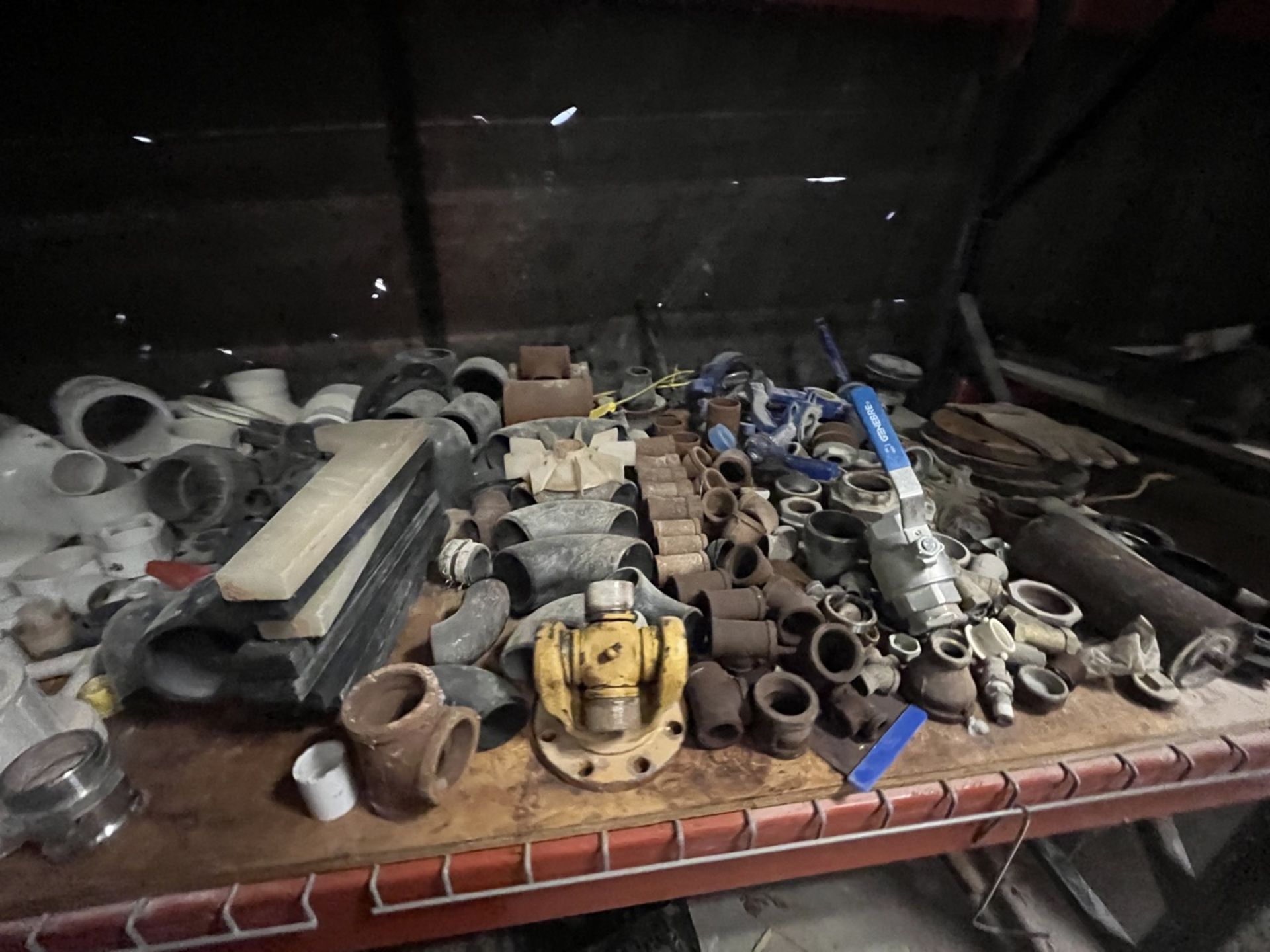 Spare parts lot (zone g2,g3,g4) includes: pvc connections in different sizes, galvanized steel conn - Image 5 of 10