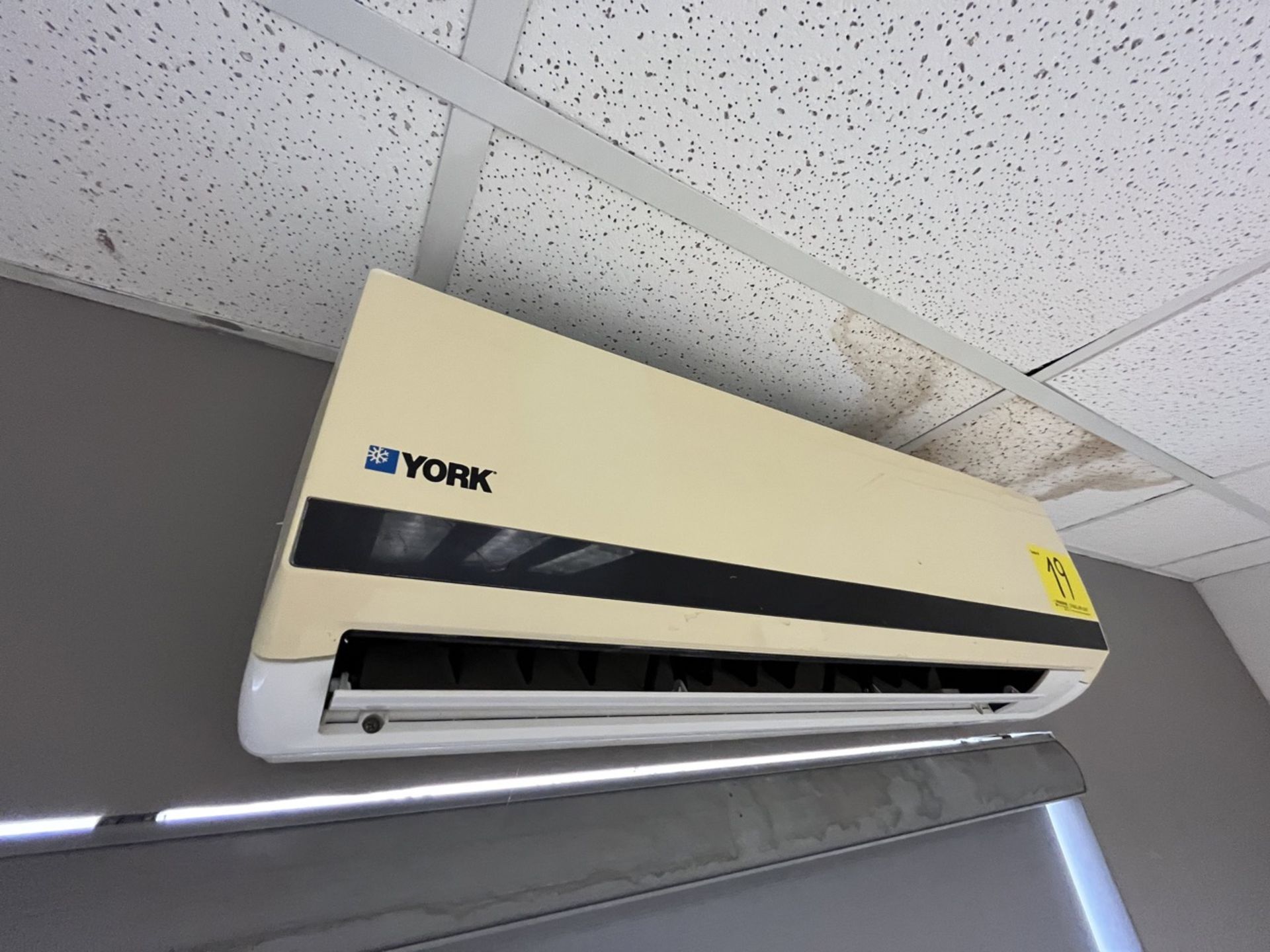 York minisplit air conditioner with control, Model YSEA12FS-ADK, Series 100001046140850052, 220 Vo - Image 3 of 12