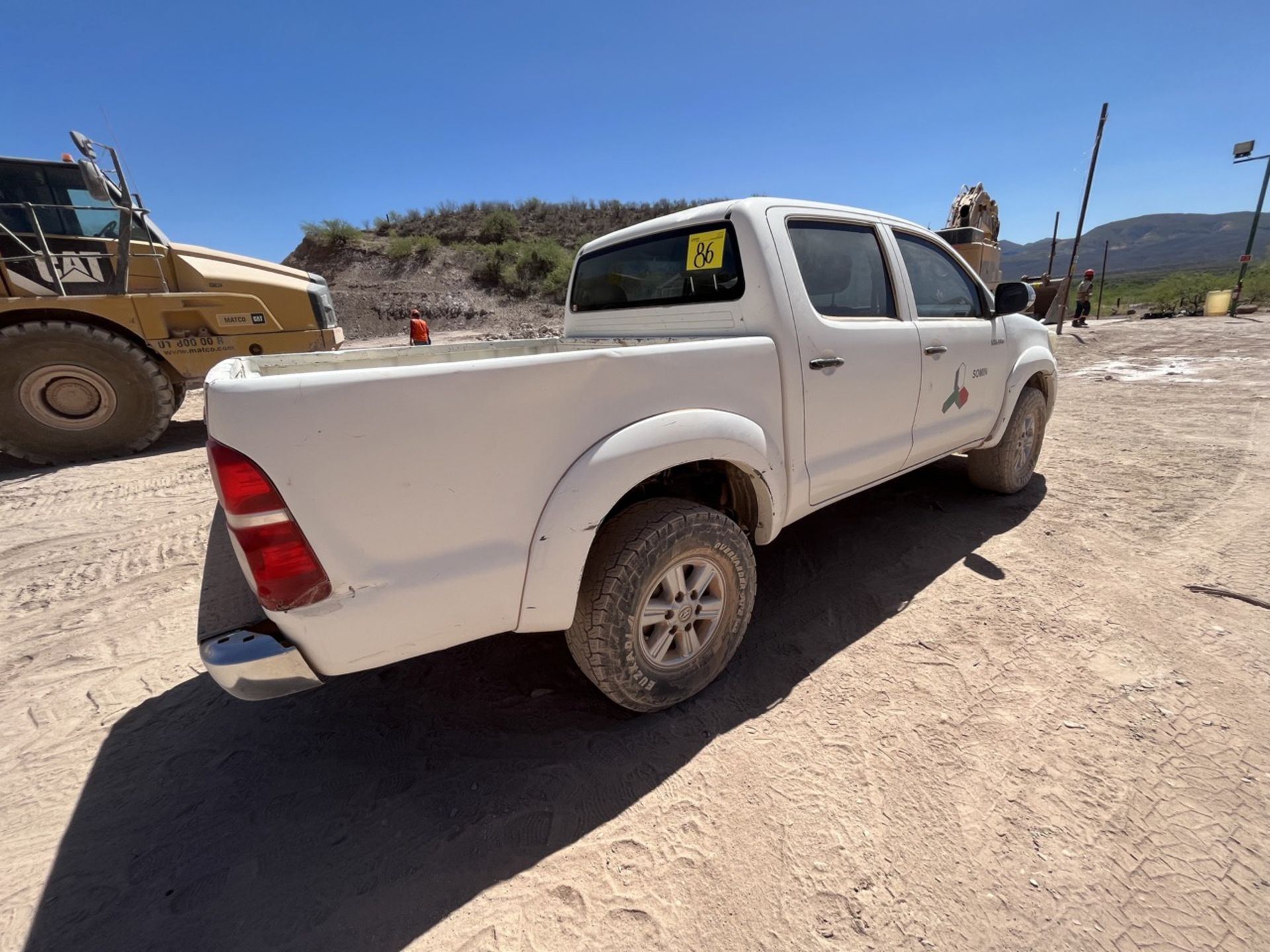 Vehicle Toyota Hilux, Pick Up Double cab white color, Serial MR0EX32G9F0263336, Model 2015, manual - Image 6 of 42